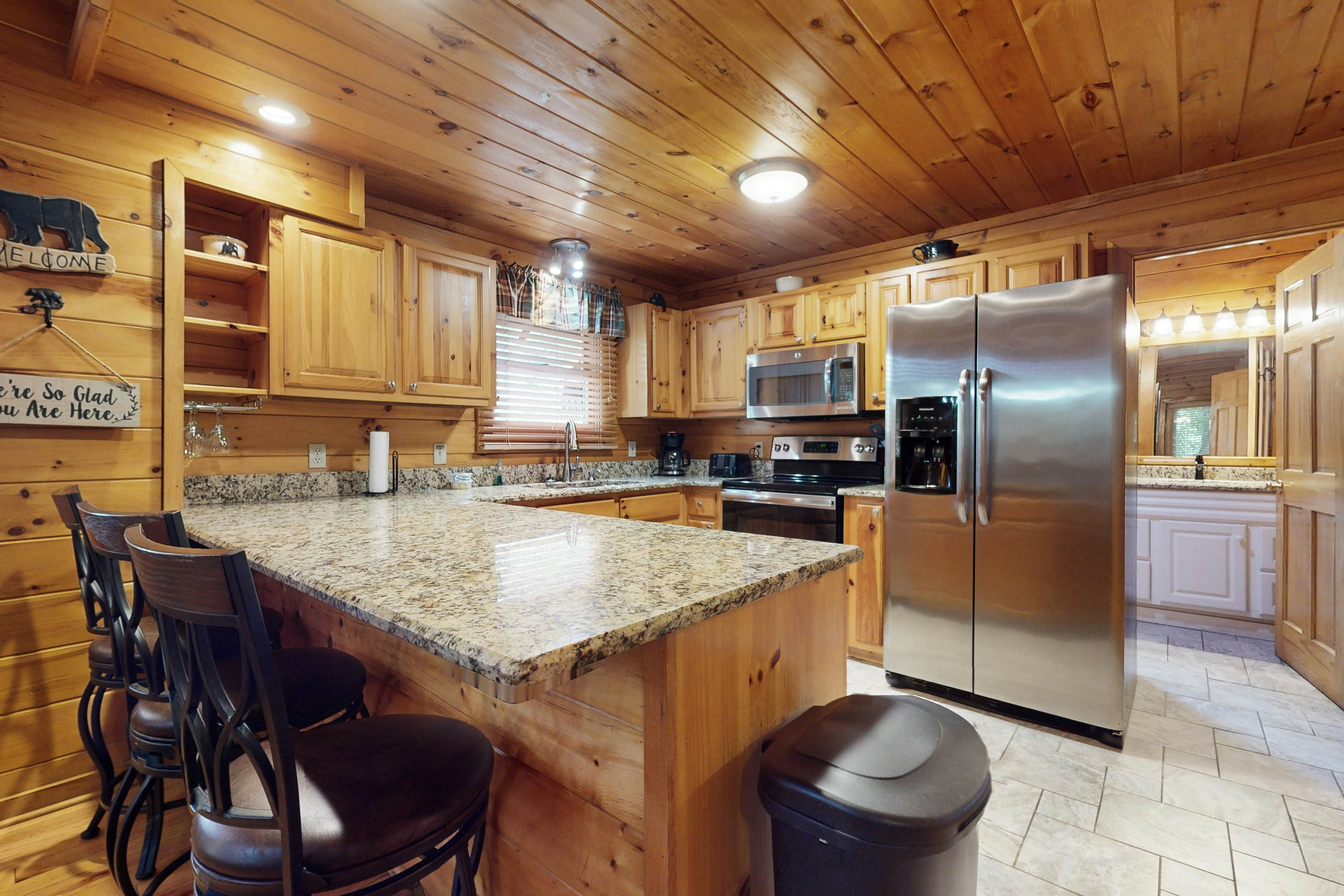 Log cabin overlooking the mountains w/ Free Attraction Tickets & resort pool