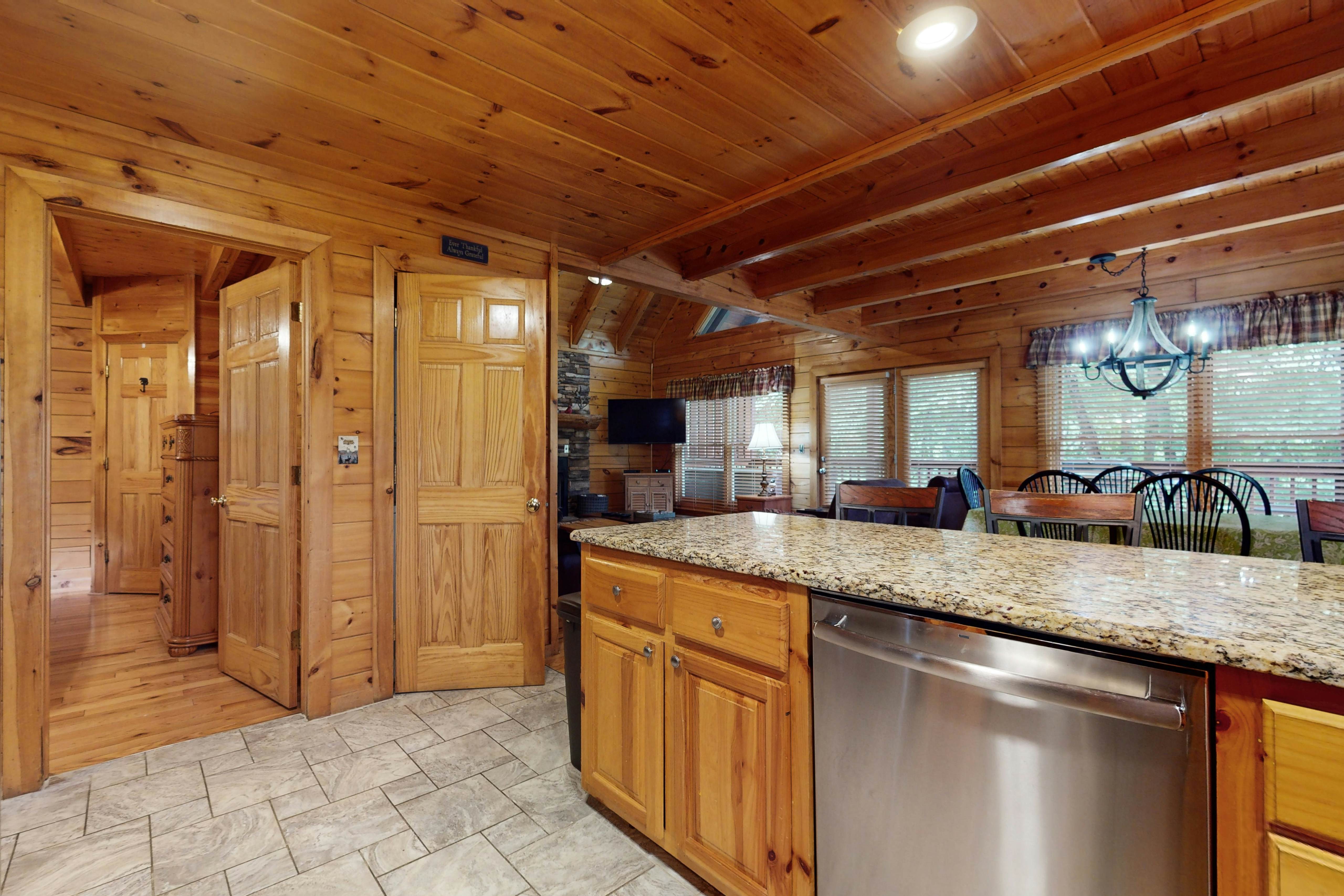 Log cabin overlooking the mountains w/ Free Attraction Tickets & resort pool