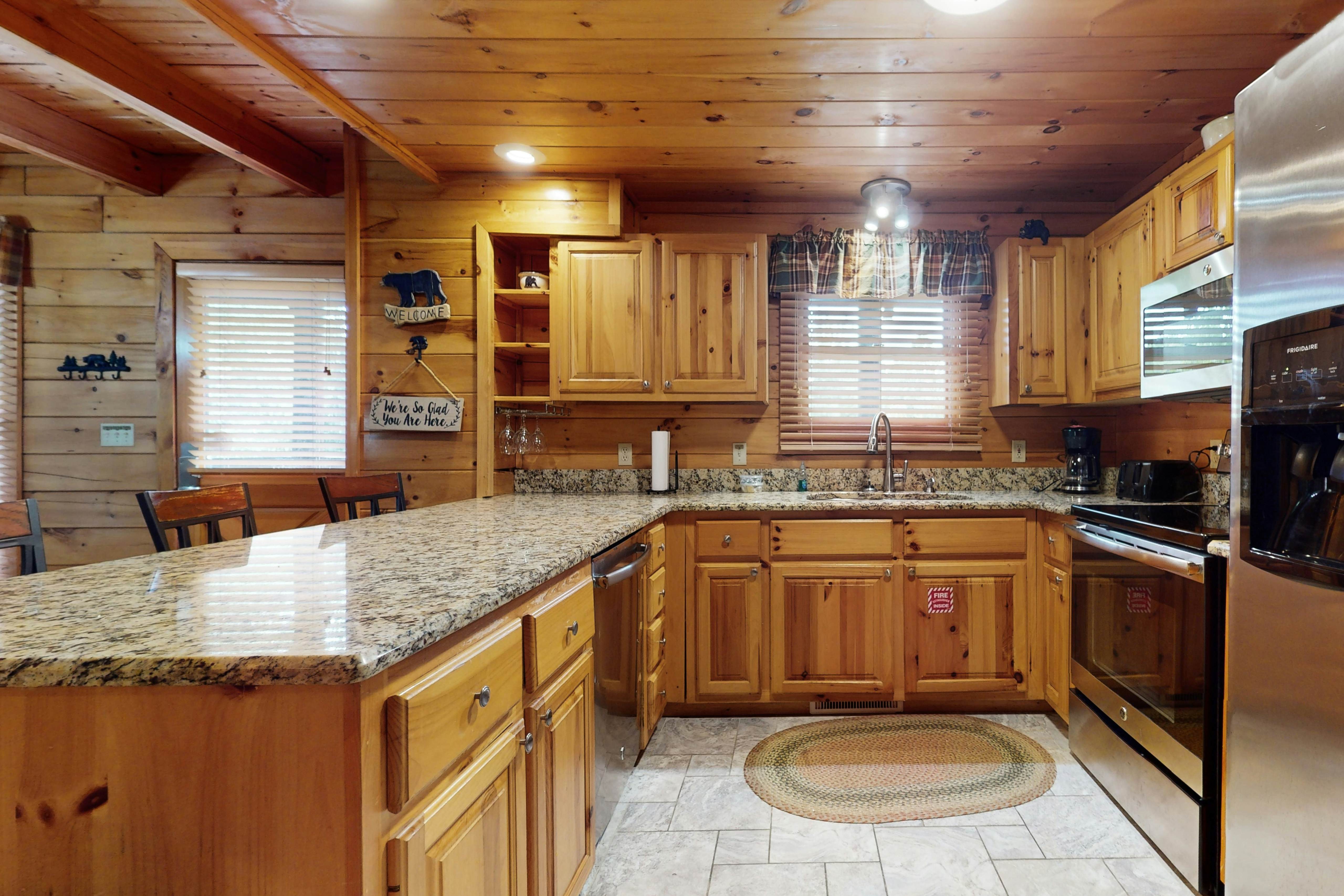 Log cabin overlooking the mountains w/ Free Attraction Tickets & resort pool