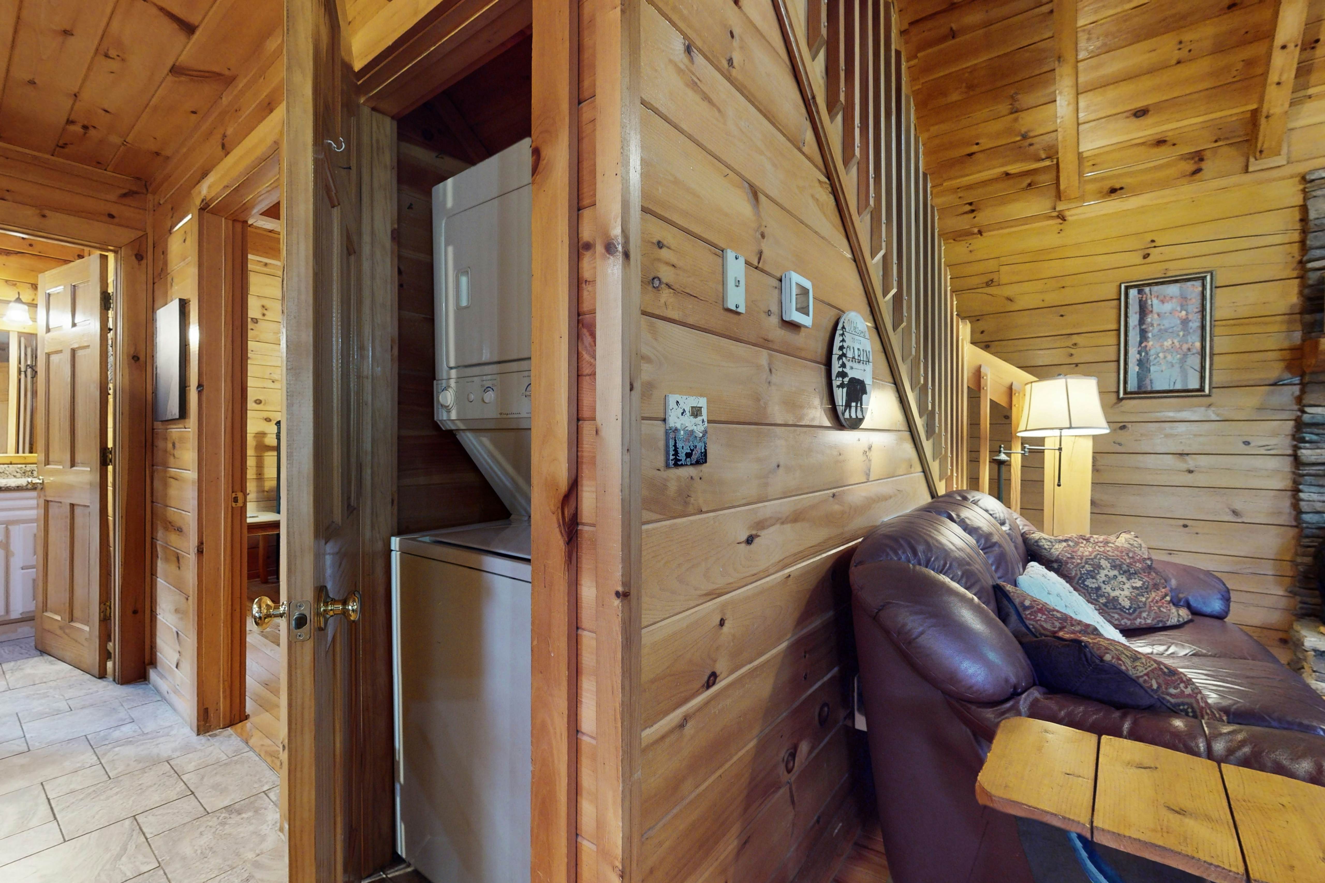 Log cabin overlooking the mountains w/ Free Attraction Tickets & resort pool