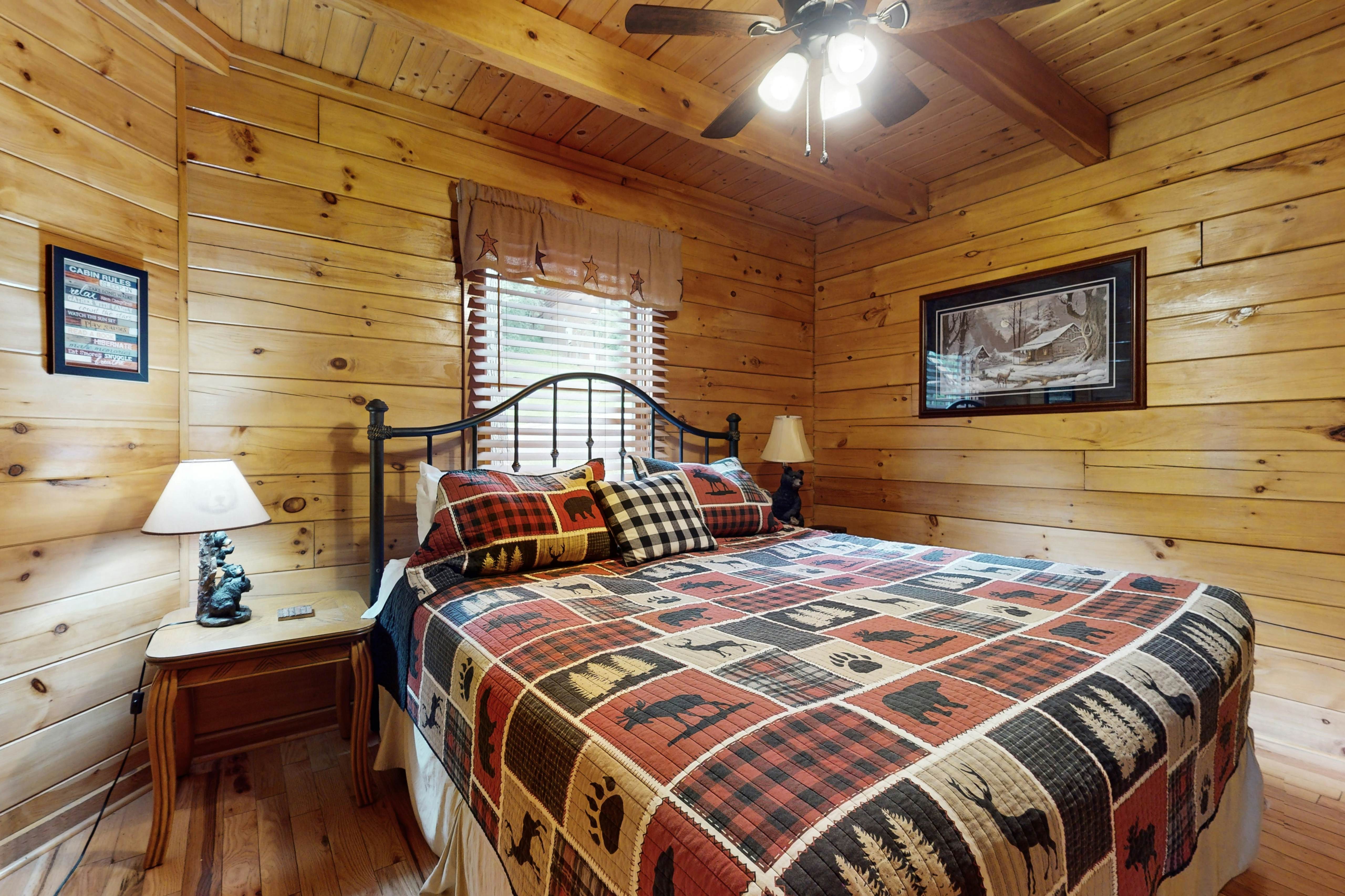 Log cabin overlooking the mountains w/ Free Attraction Tickets & resort pool