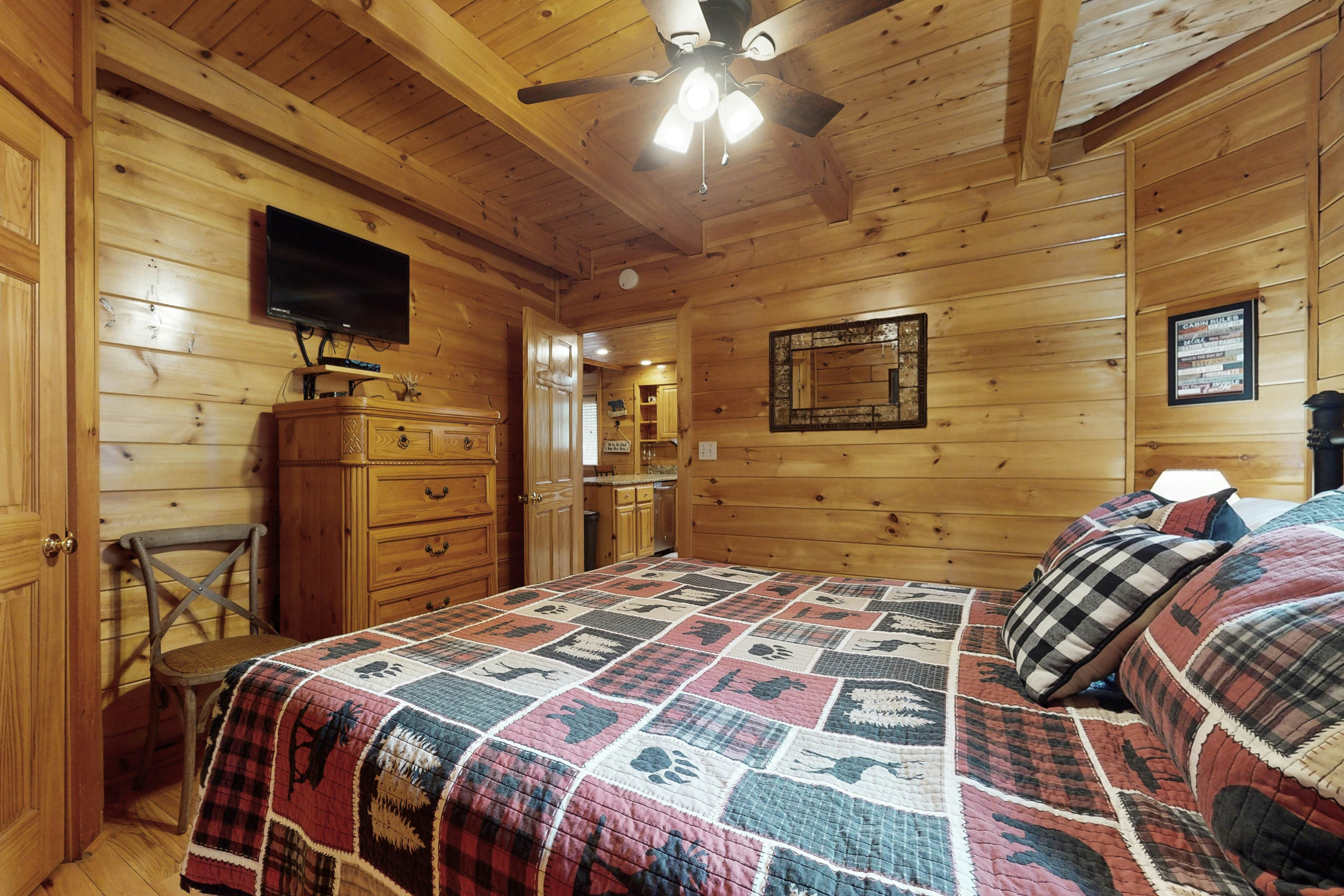 Log cabin overlooking the mountains w/ Free Attraction Tickets & resort pool