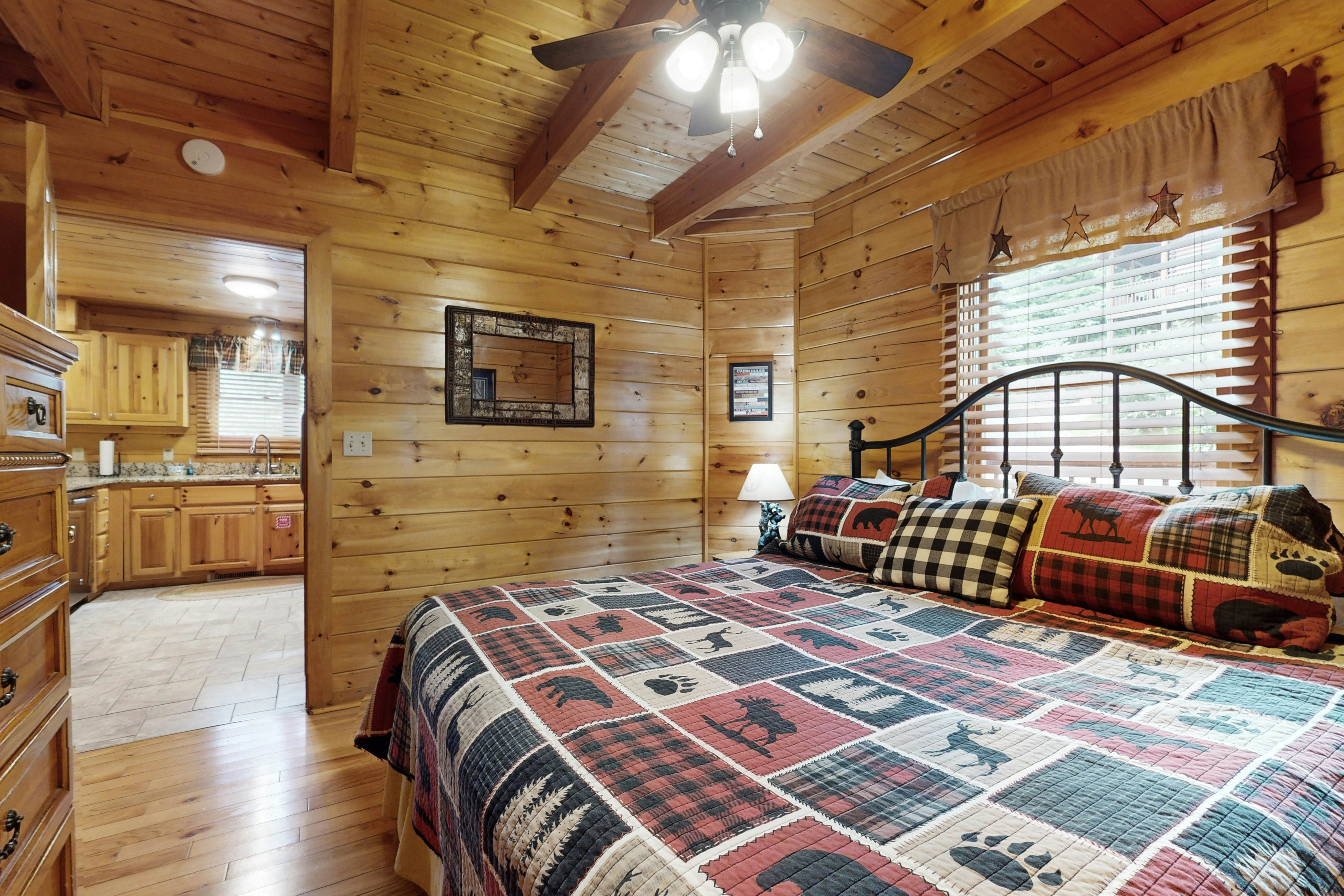 Log cabin overlooking the mountains w/ Free Attraction Tickets & resort pool