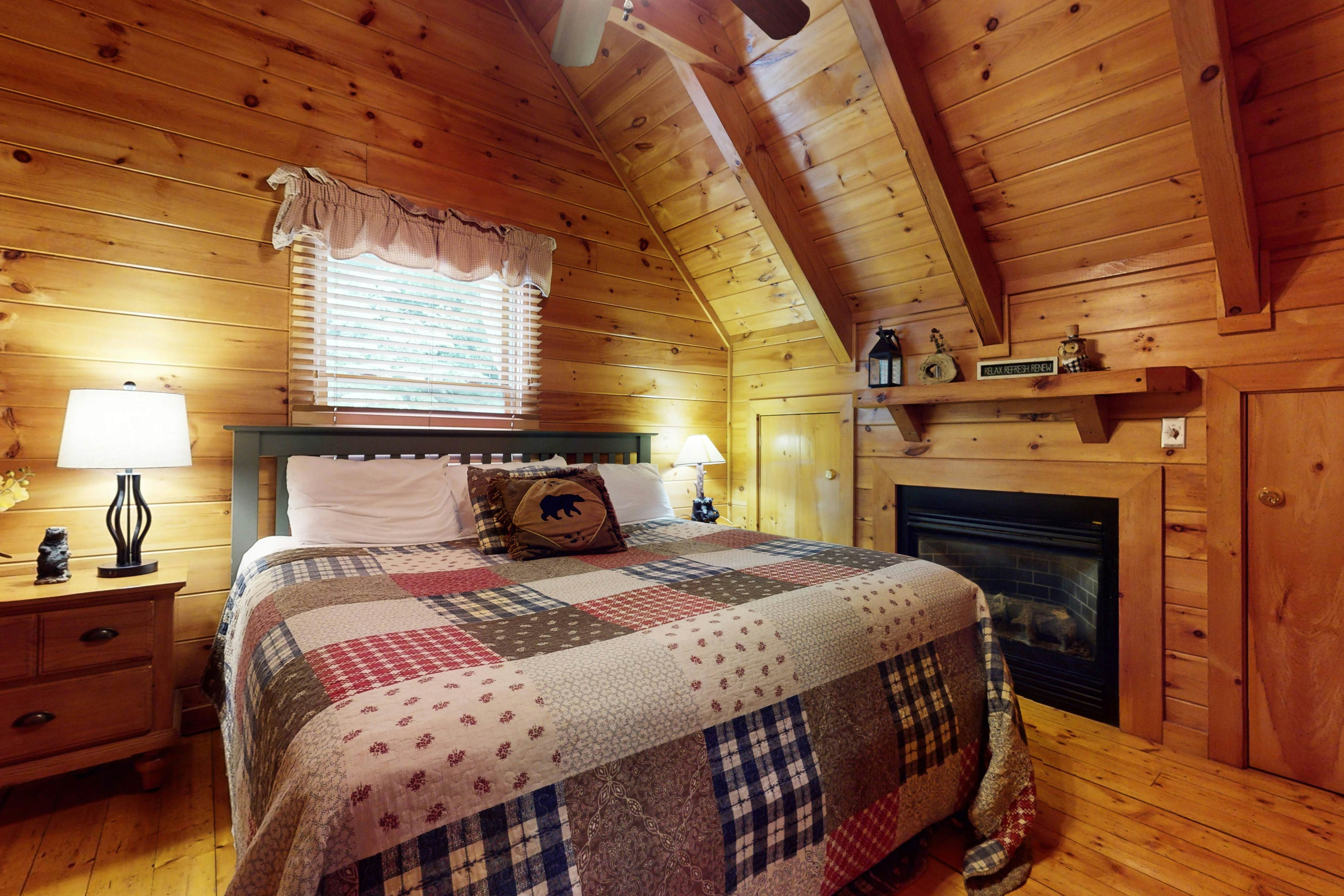 Log cabin overlooking the mountains w/ Free Attraction Tickets & resort pool