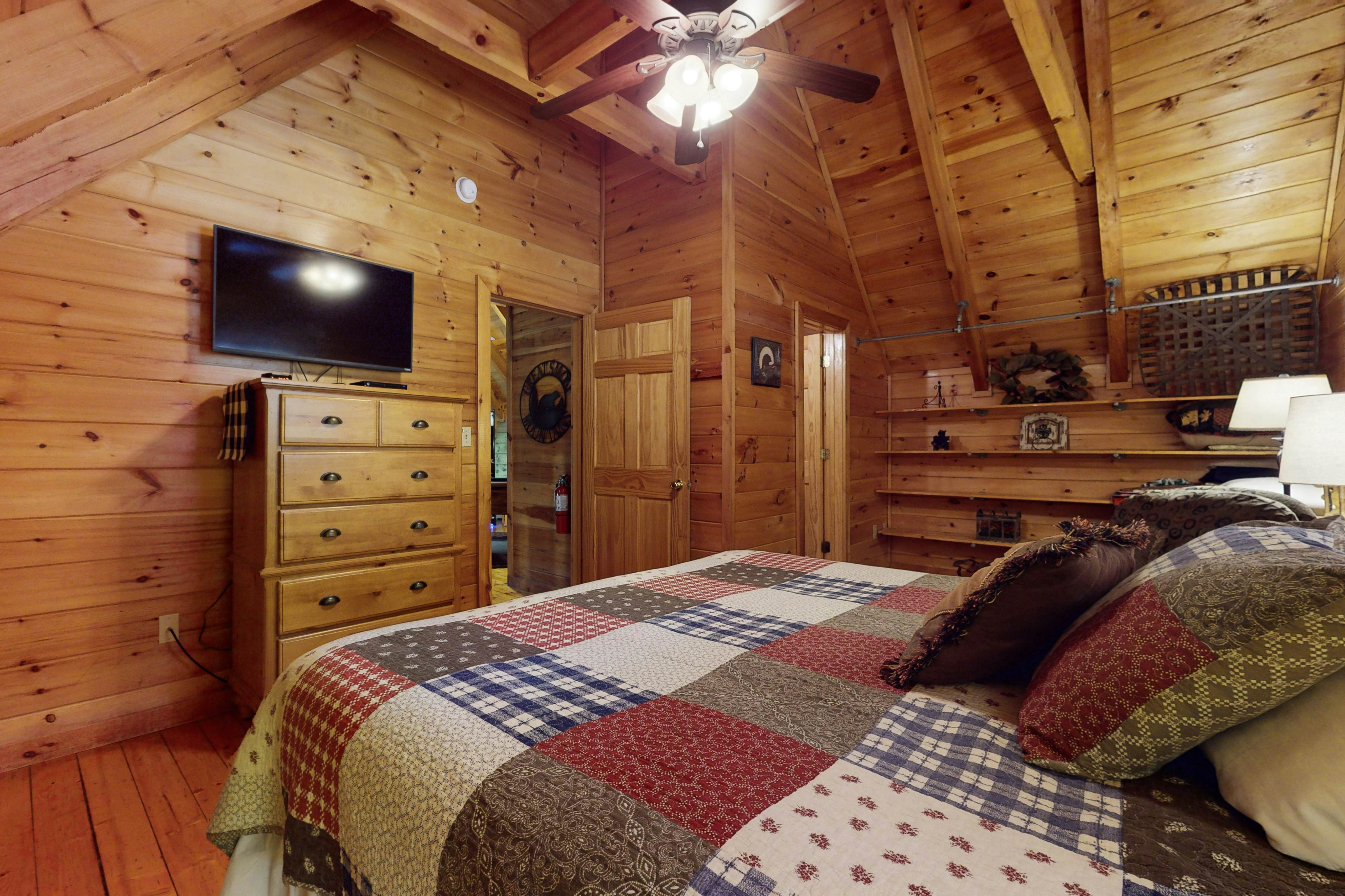 Log cabin overlooking the mountains w/ Free Attraction Tickets & resort pool