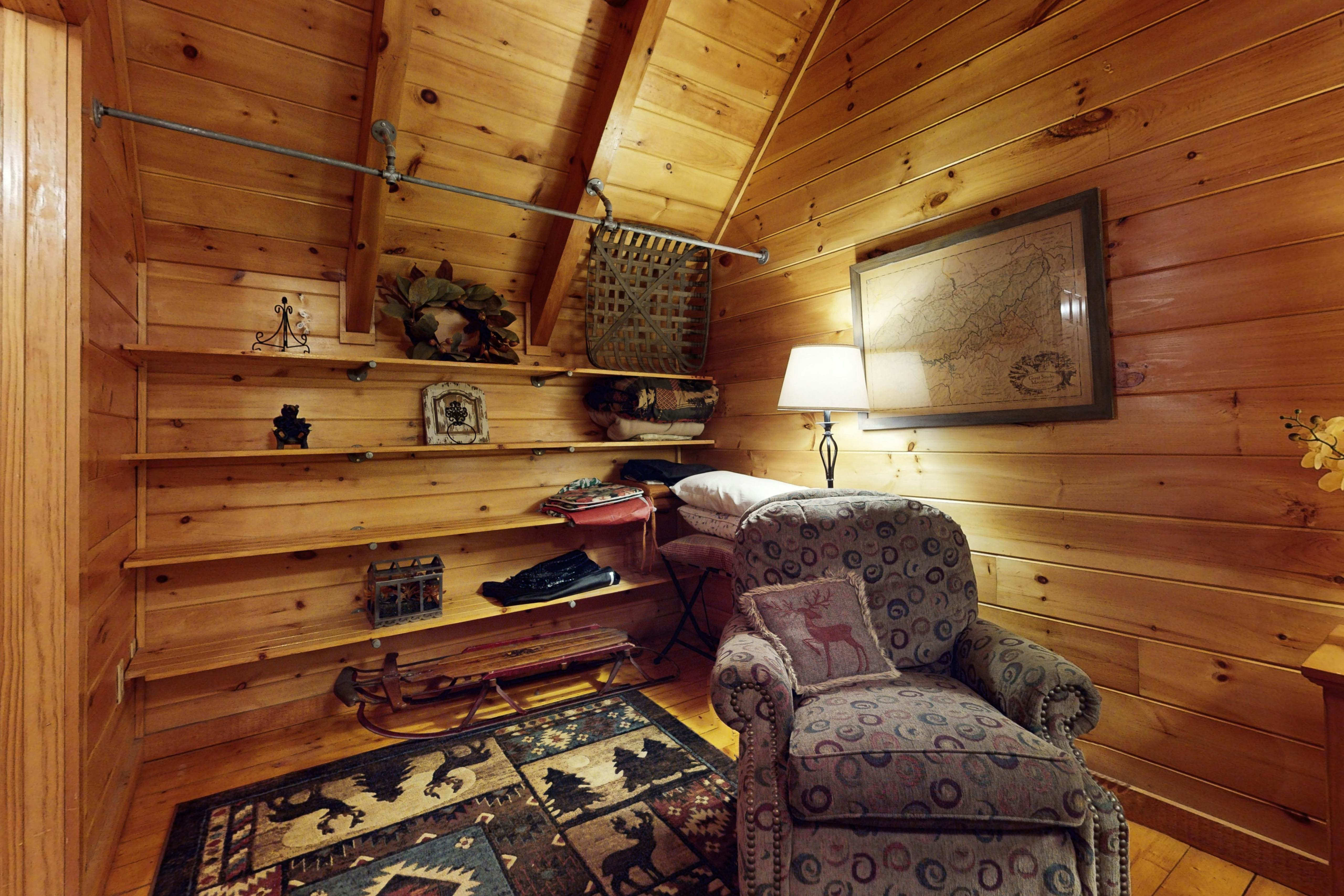 Log cabin overlooking the mountains w/ Free Attraction Tickets & resort pool