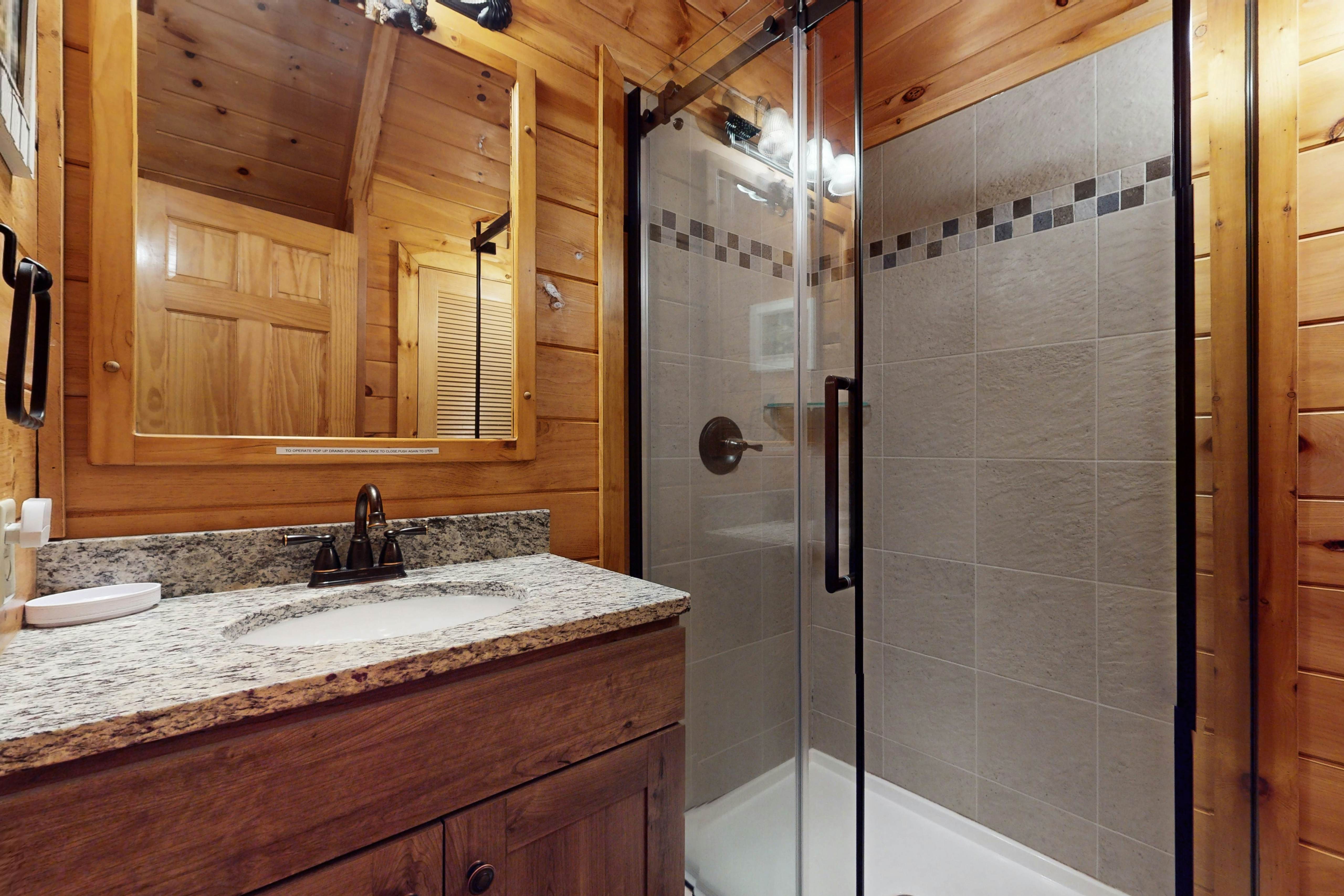 Log cabin overlooking the mountains w/ Free Attraction Tickets & resort pool