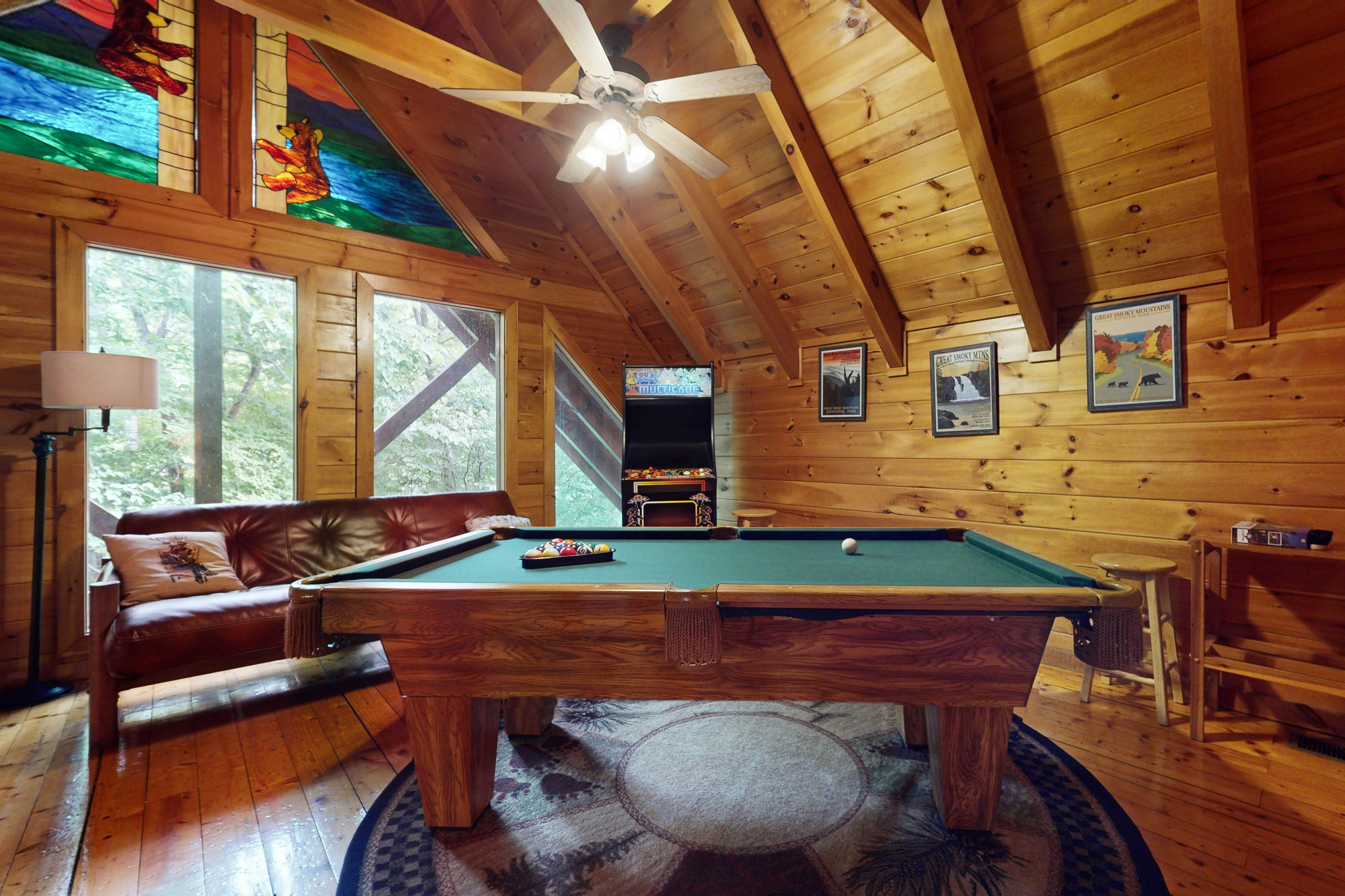 Log cabin overlooking the mountains w/ Free Attraction Tickets & resort pool
