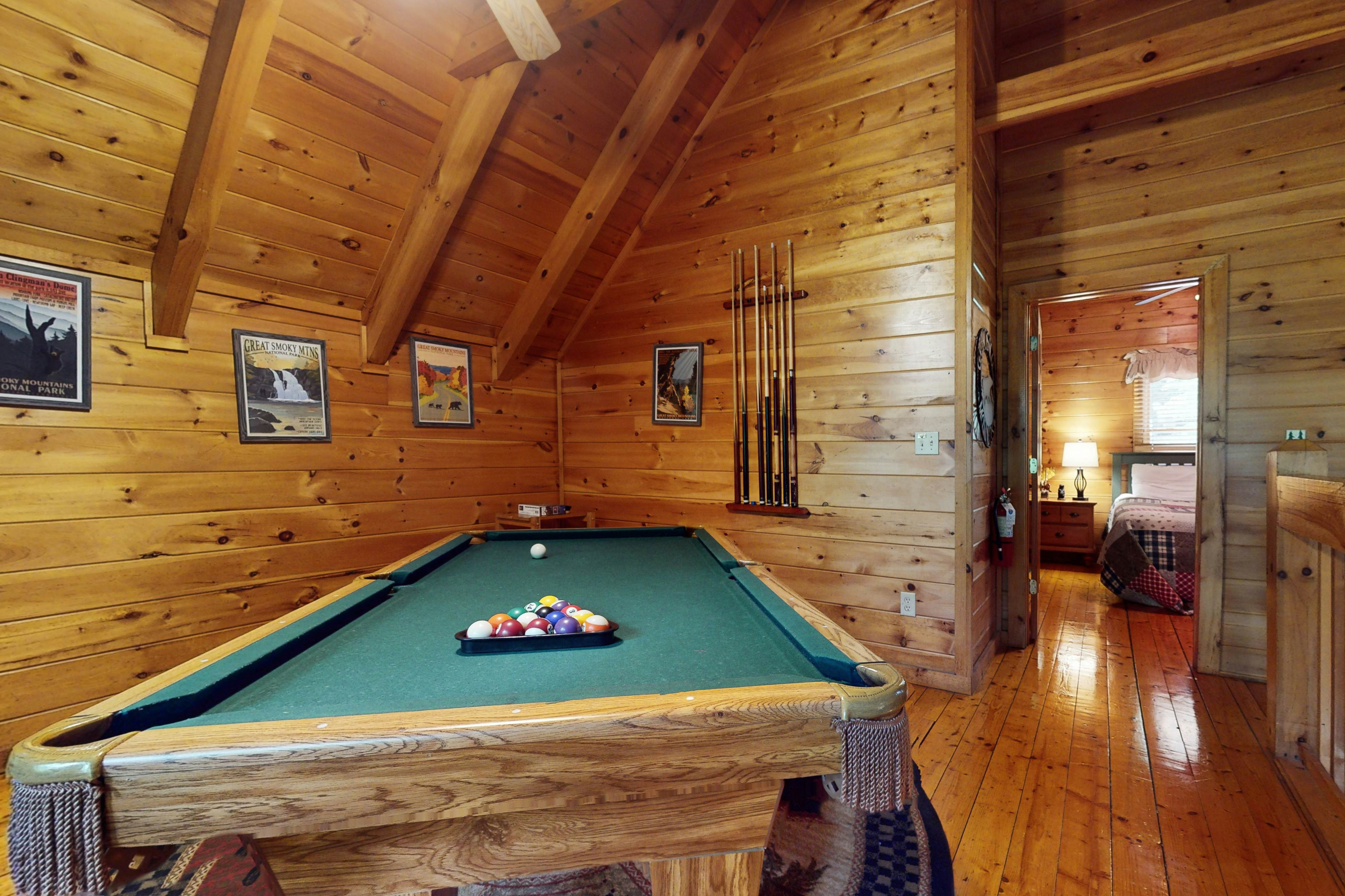Log cabin overlooking the mountains w/ Free Attraction Tickets & resort pool