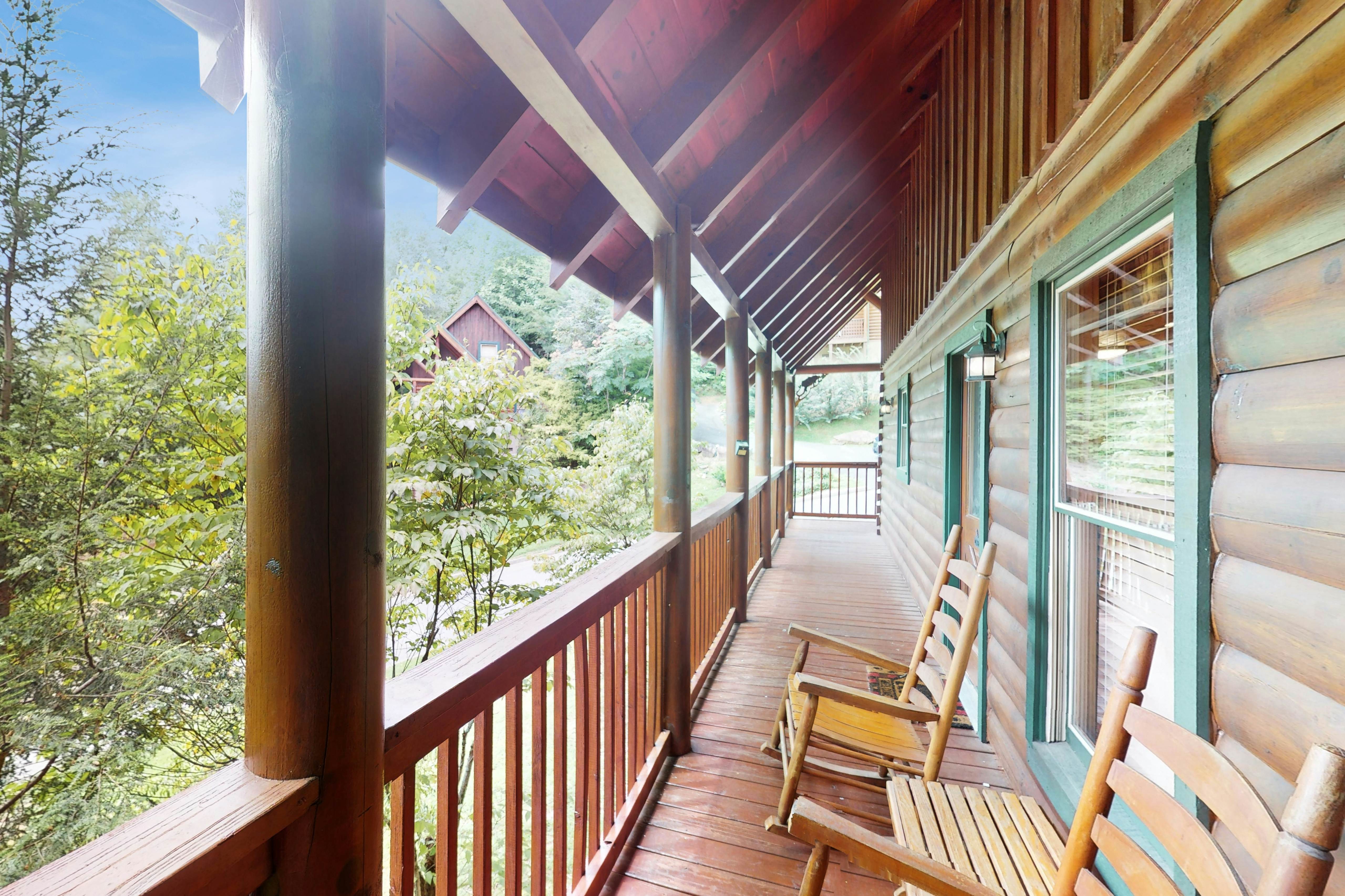 Log cabin overlooking the mountains w/ Free Attraction Tickets & resort pool