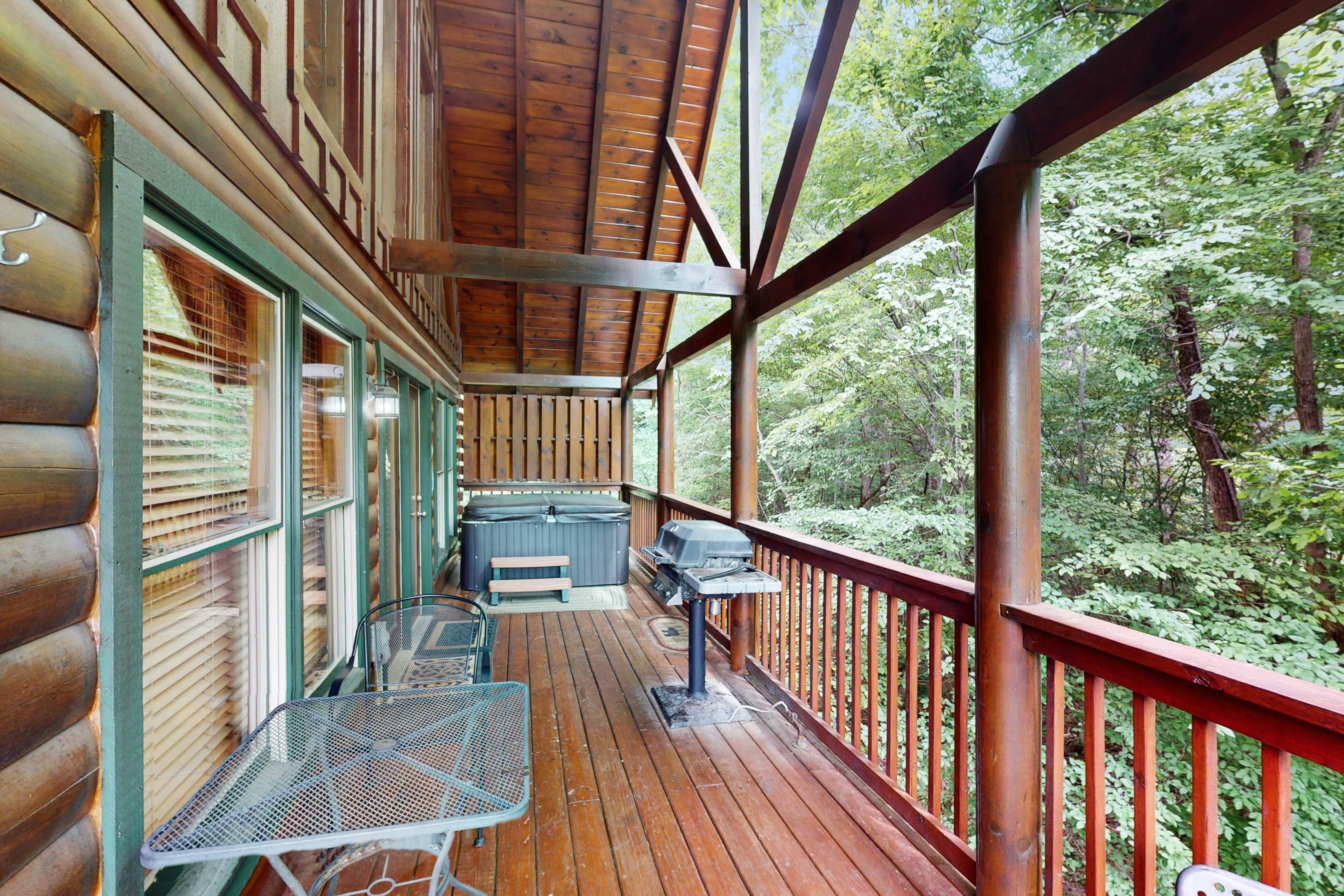 Log cabin overlooking the mountains w/ Free Attraction Tickets & resort pool