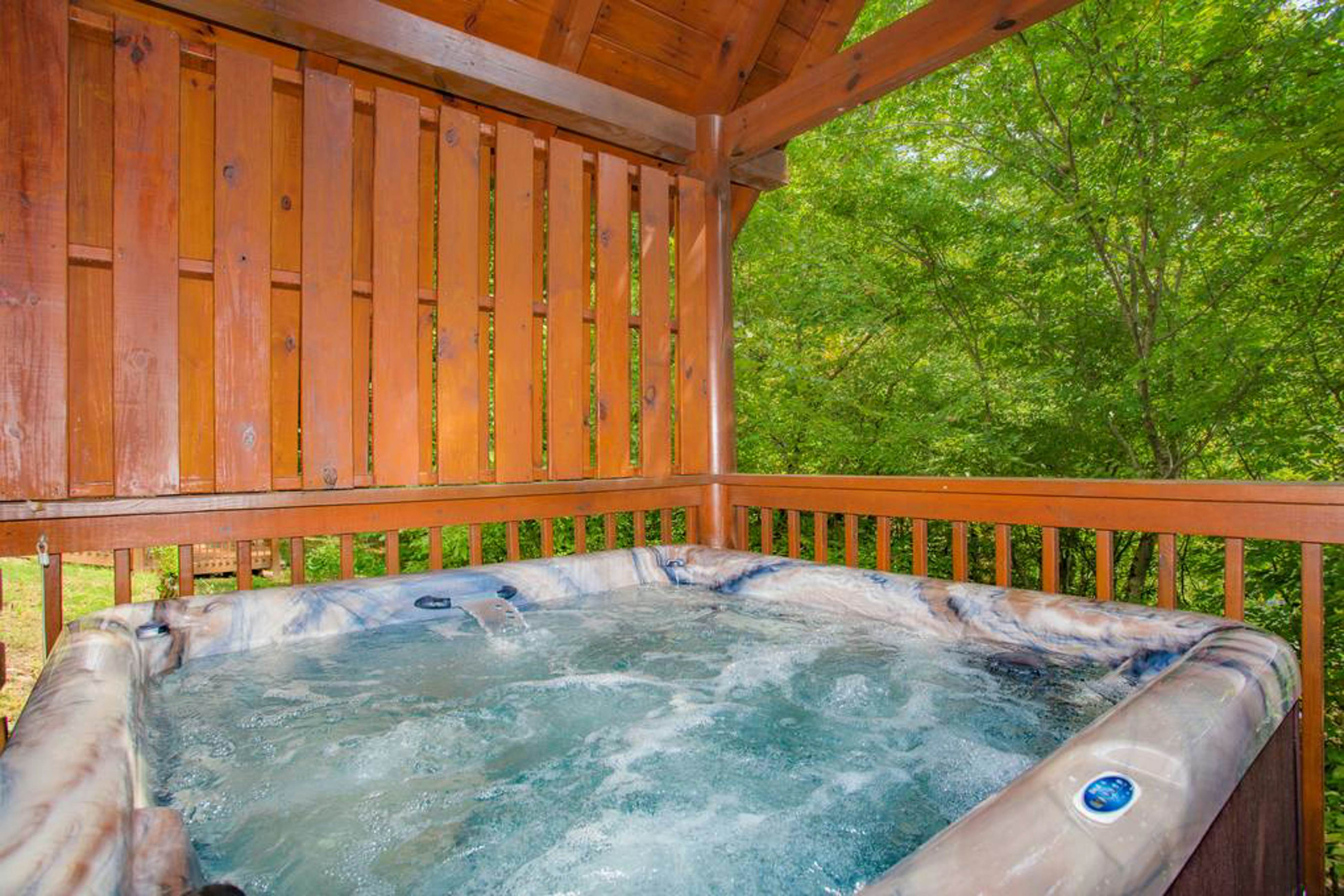 Log cabin overlooking the mountains w/ Free Attraction Tickets & resort pool