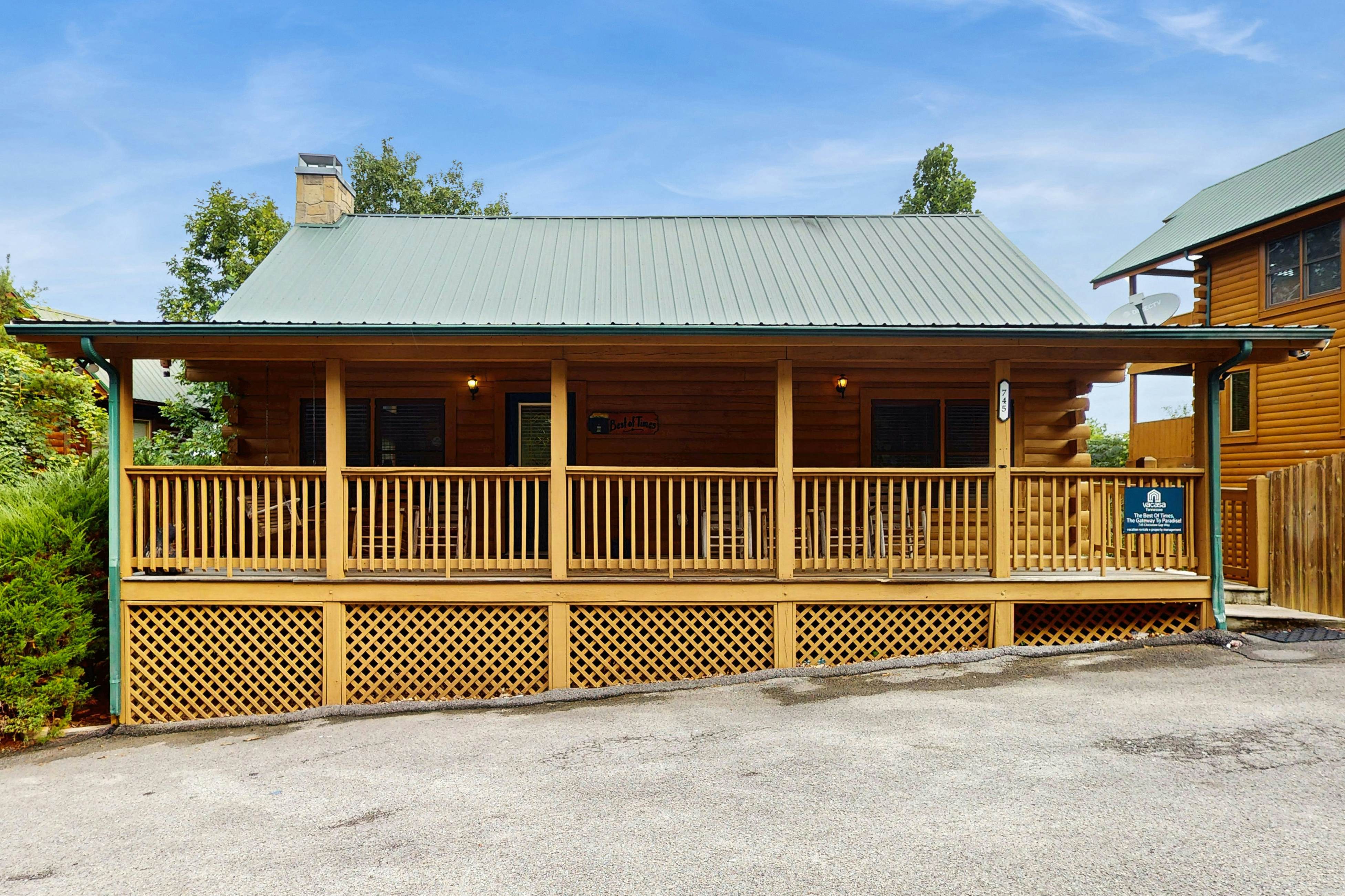 Peaceful cabin with hot tub, Free Attraction Tickets, pool table, & game room