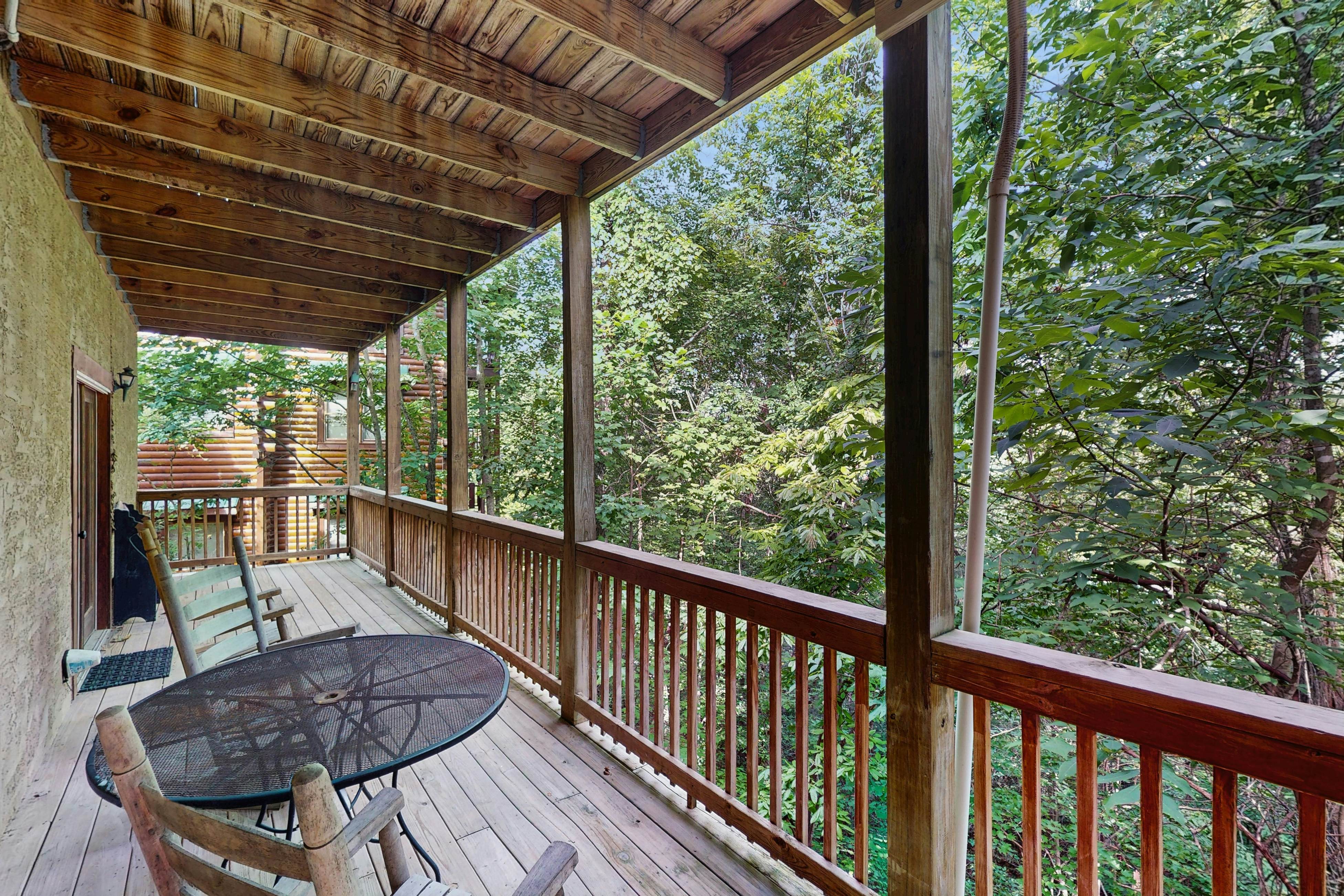Peaceful cabin with hot tub, Free Attraction Tickets, pool table, & game room