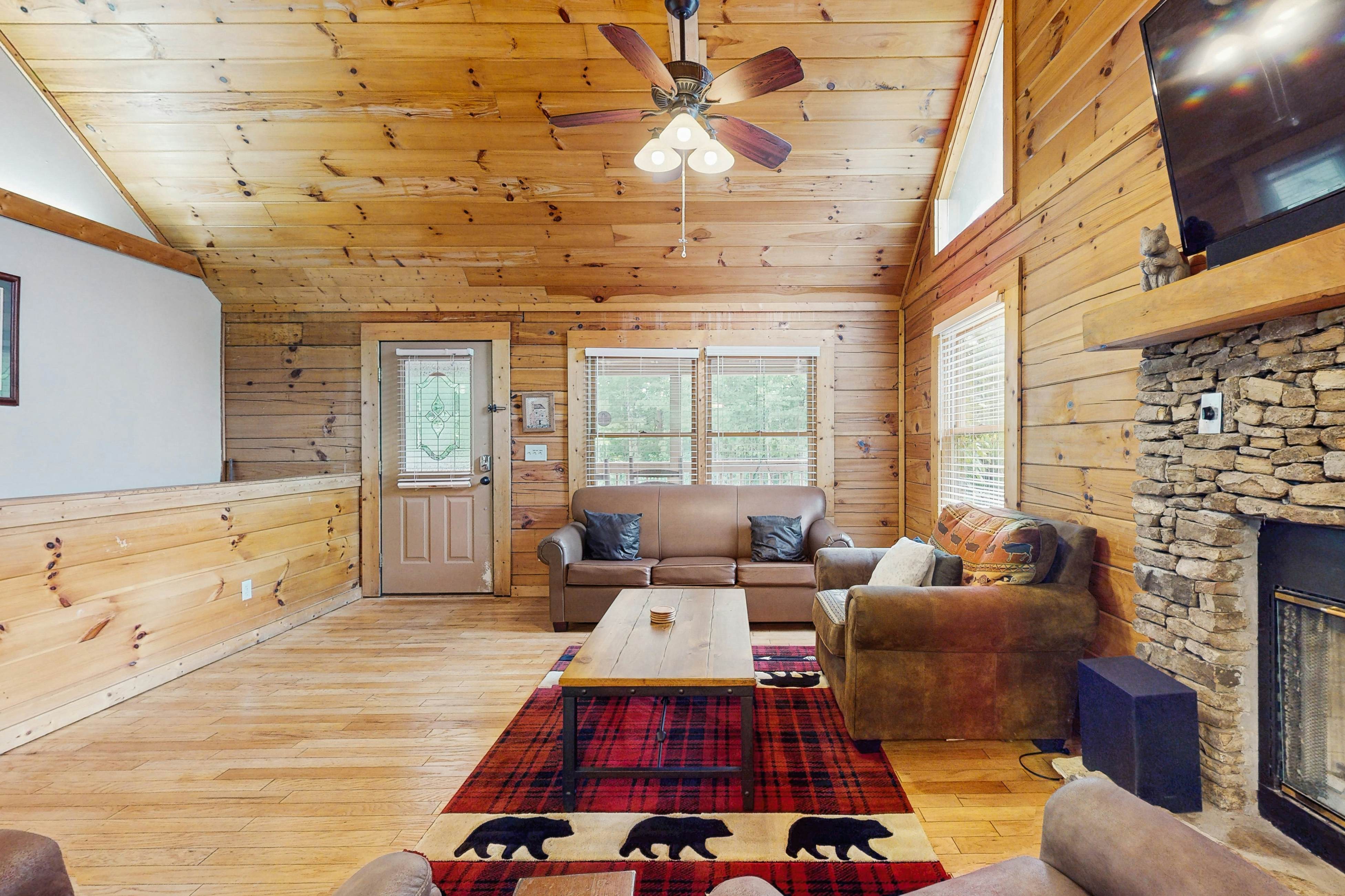 Peaceful cabin with hot tub, Free Attraction Tickets, pool table, & game room