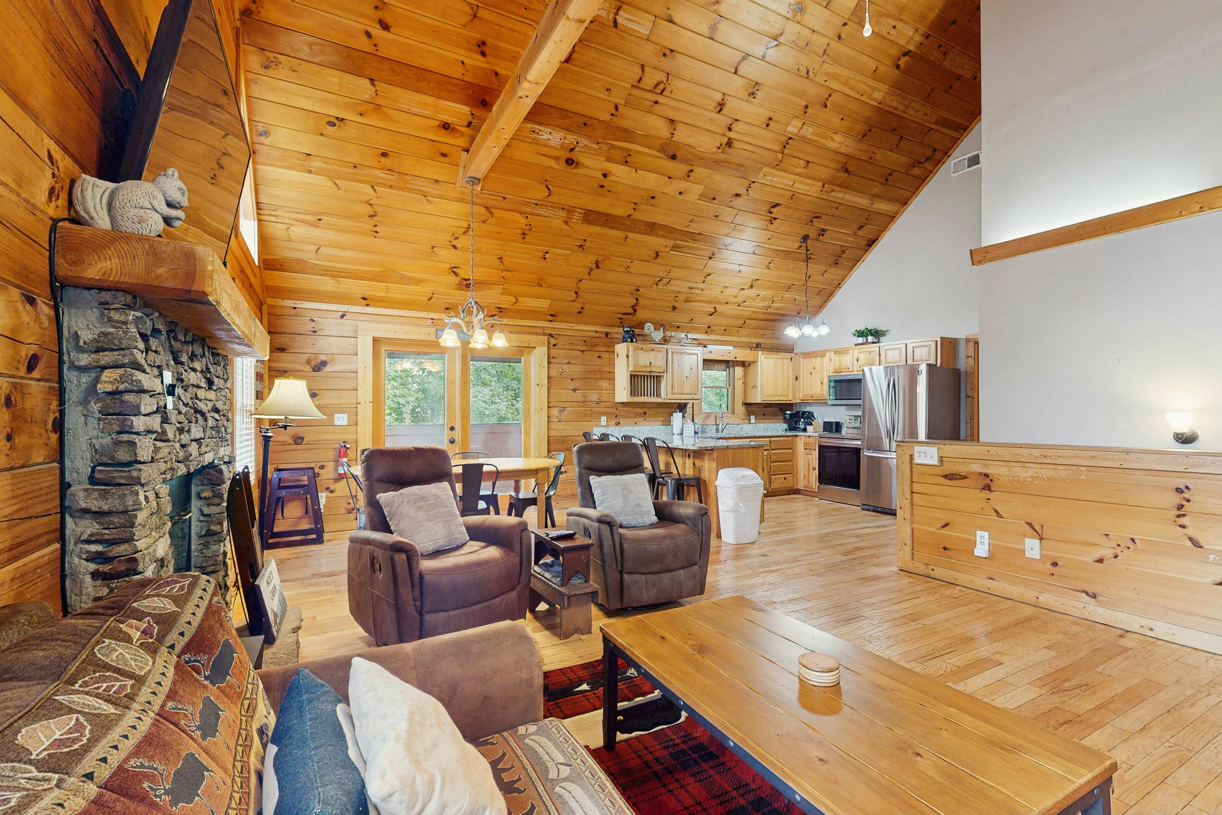 Peaceful cabin with hot tub, Free Attraction Tickets, pool table, & game room