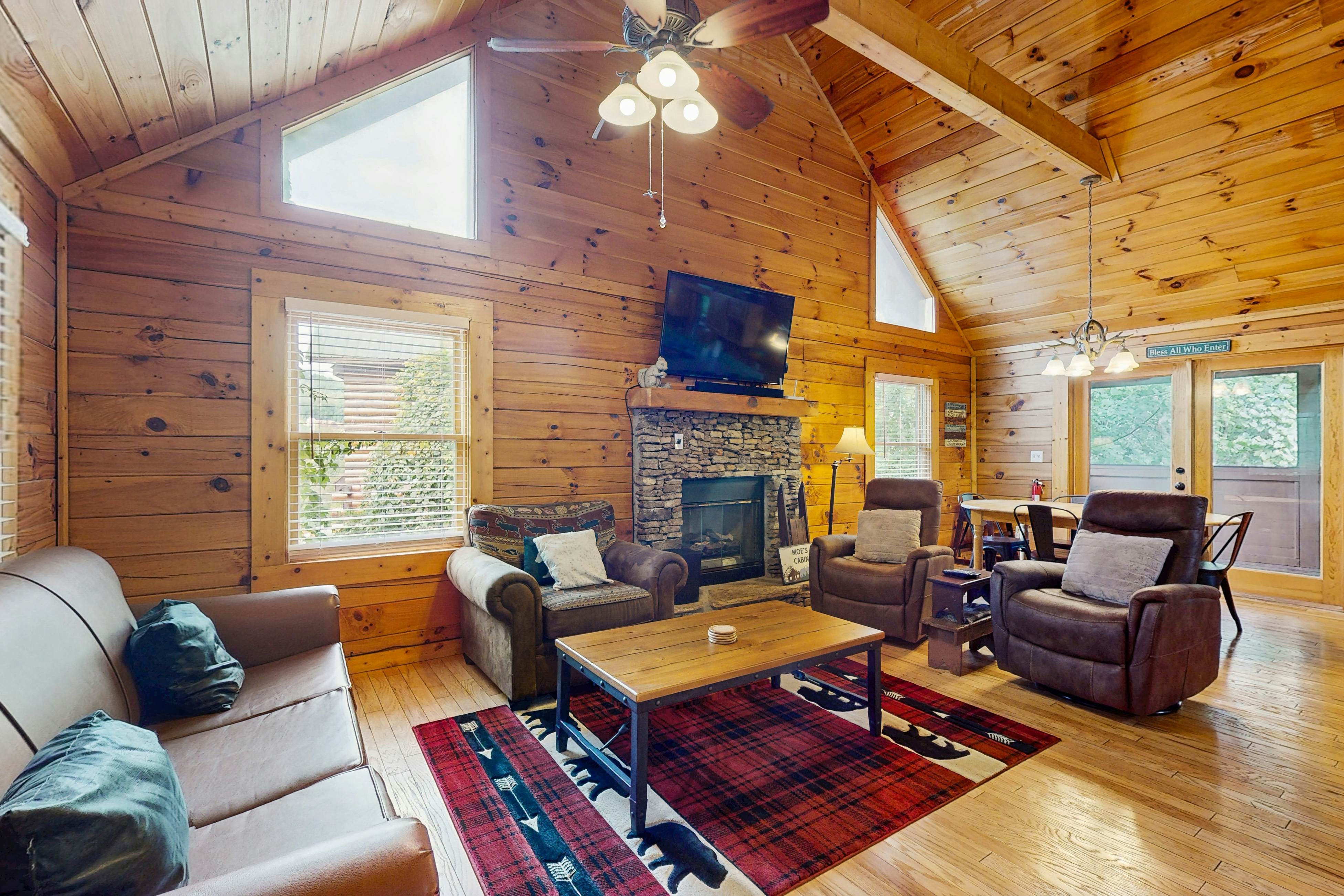 Peaceful cabin with hot tub, Free Attraction Tickets, pool table, & game room