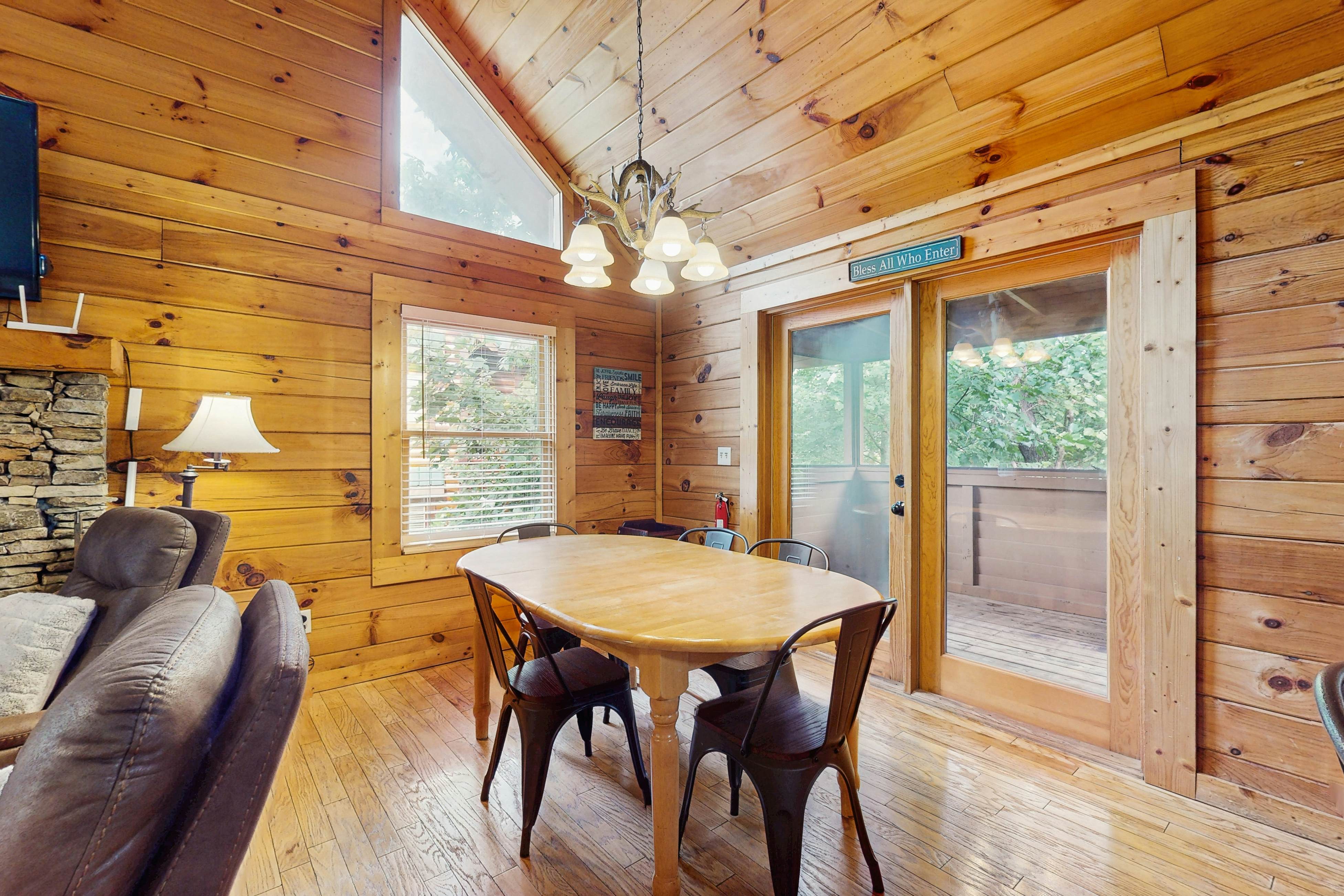 Peaceful cabin with hot tub, Free Attraction Tickets, pool table, & game room