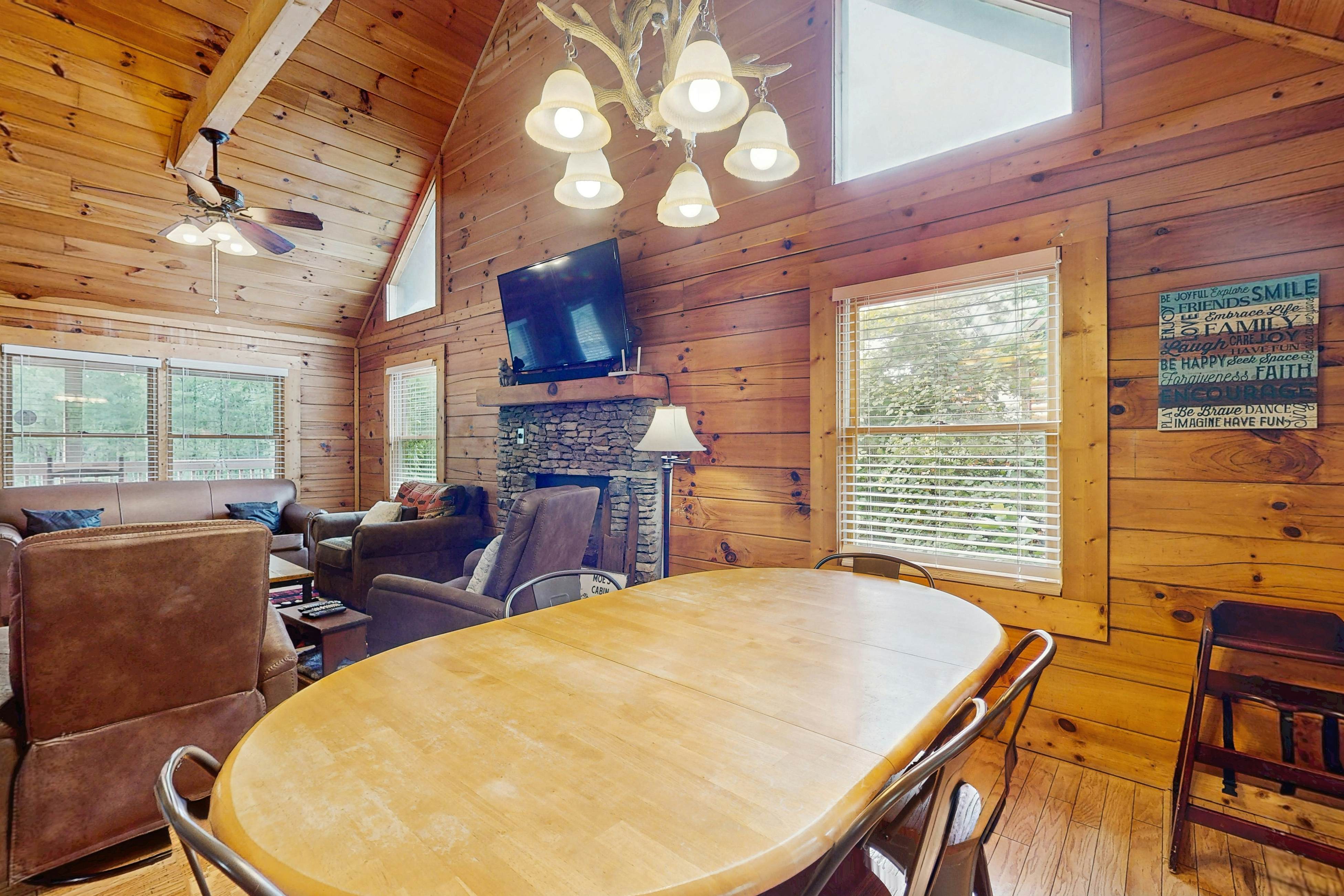 Peaceful cabin with hot tub, Free Attraction Tickets, pool table, & game room