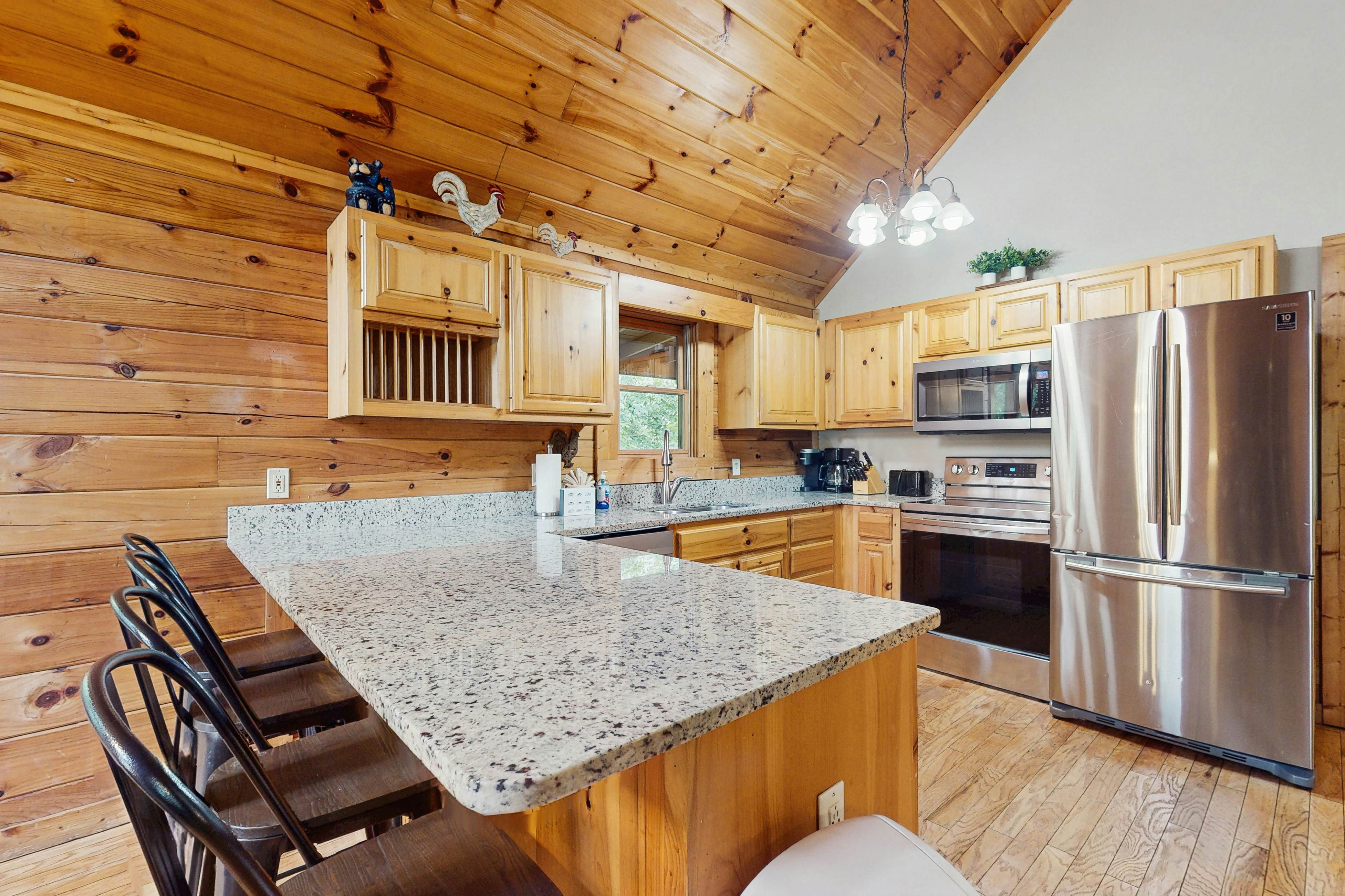 Peaceful cabin with hot tub, Free Attraction Tickets, pool table, & game room