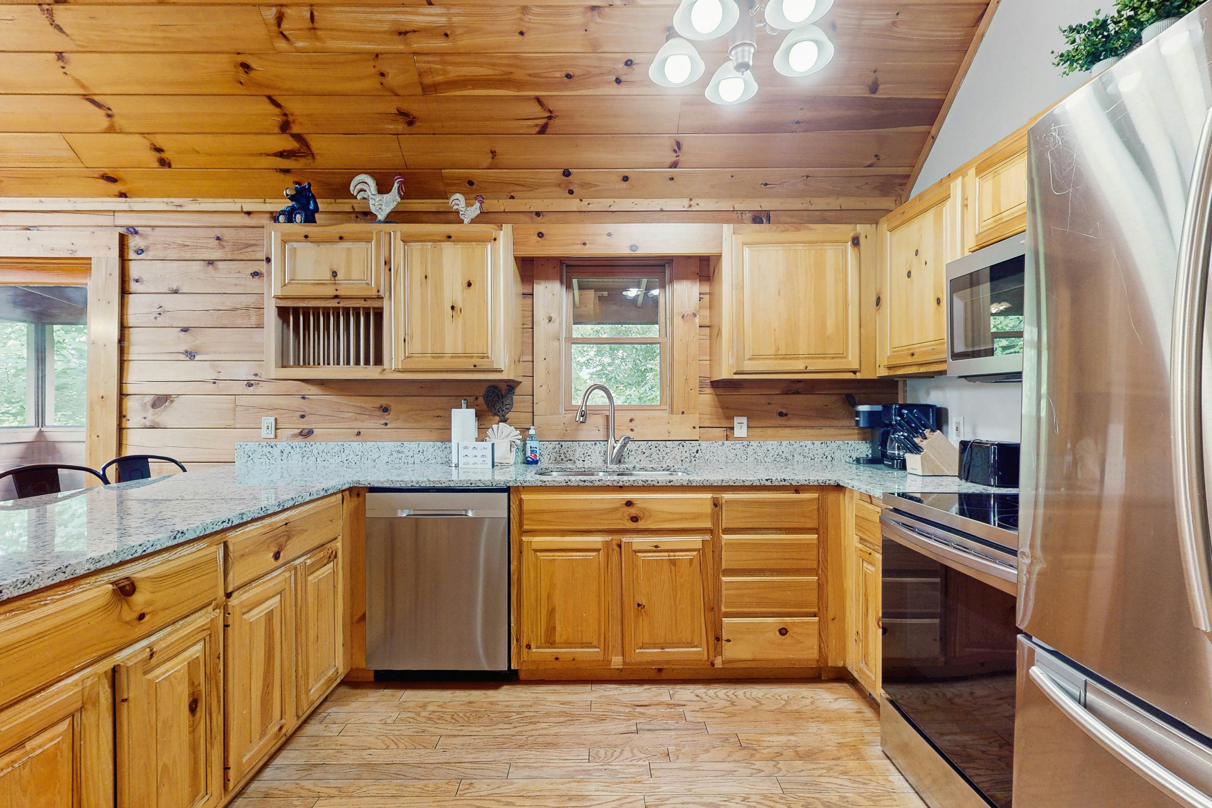 Peaceful cabin with hot tub, Free Attraction Tickets, pool table, & game room