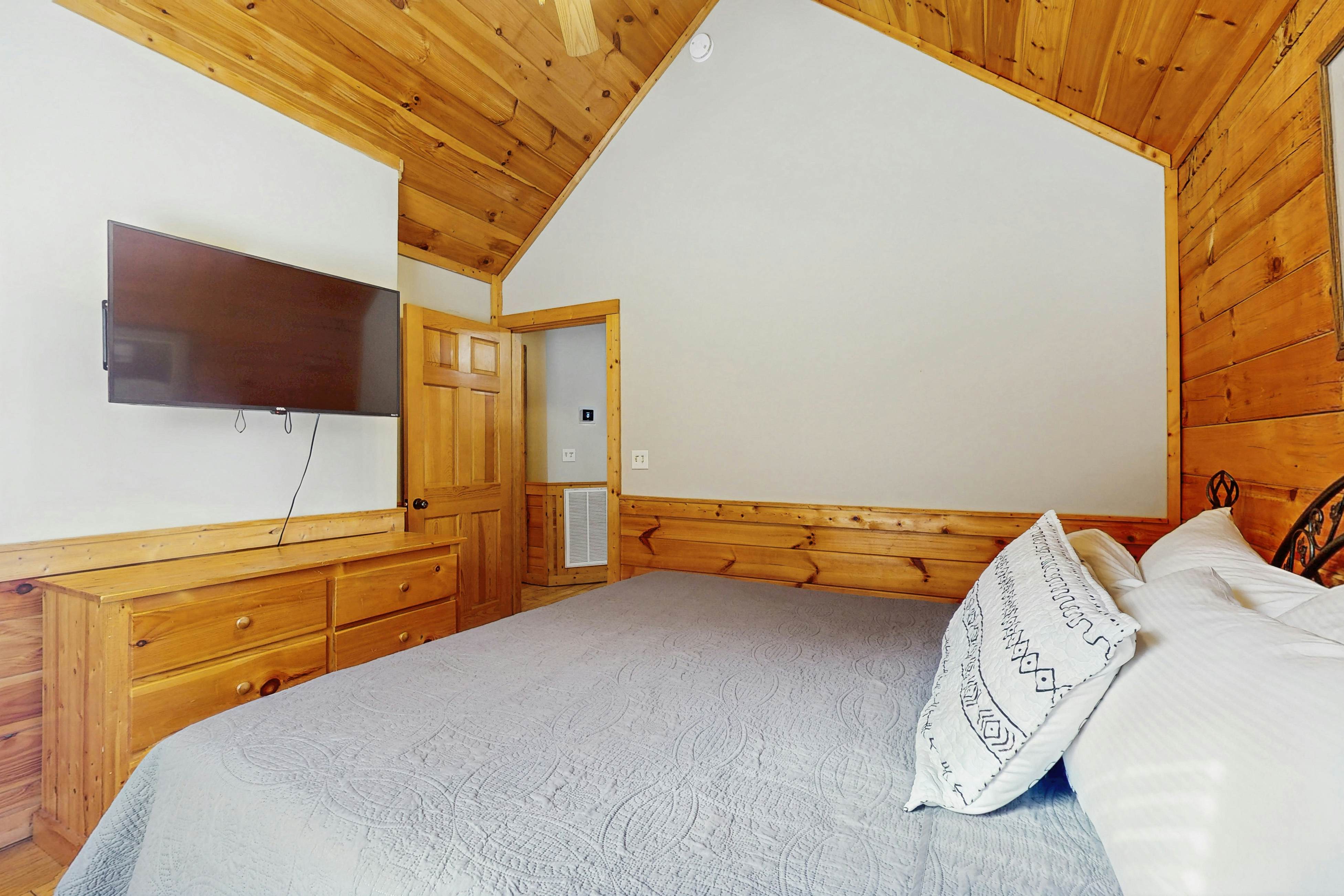 Peaceful cabin with hot tub, Free Attraction Tickets, pool table, & game room