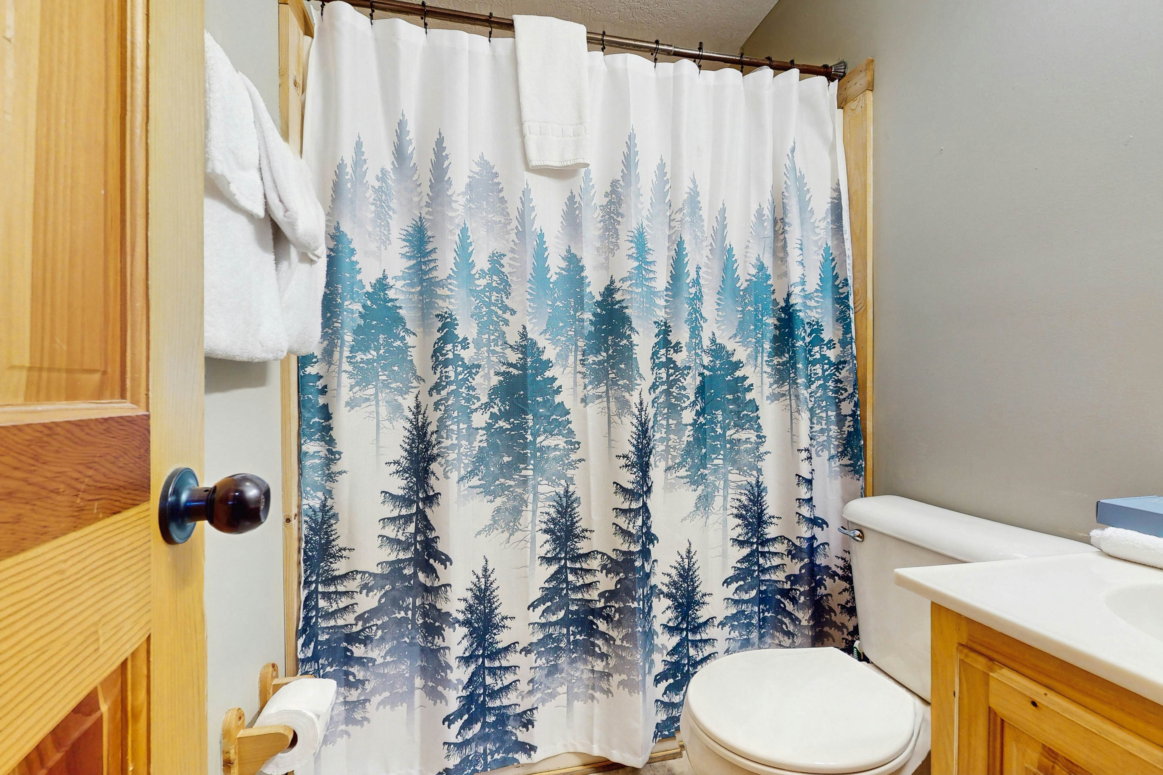 Peaceful cabin with hot tub, Free Attraction Tickets, pool table, & game room