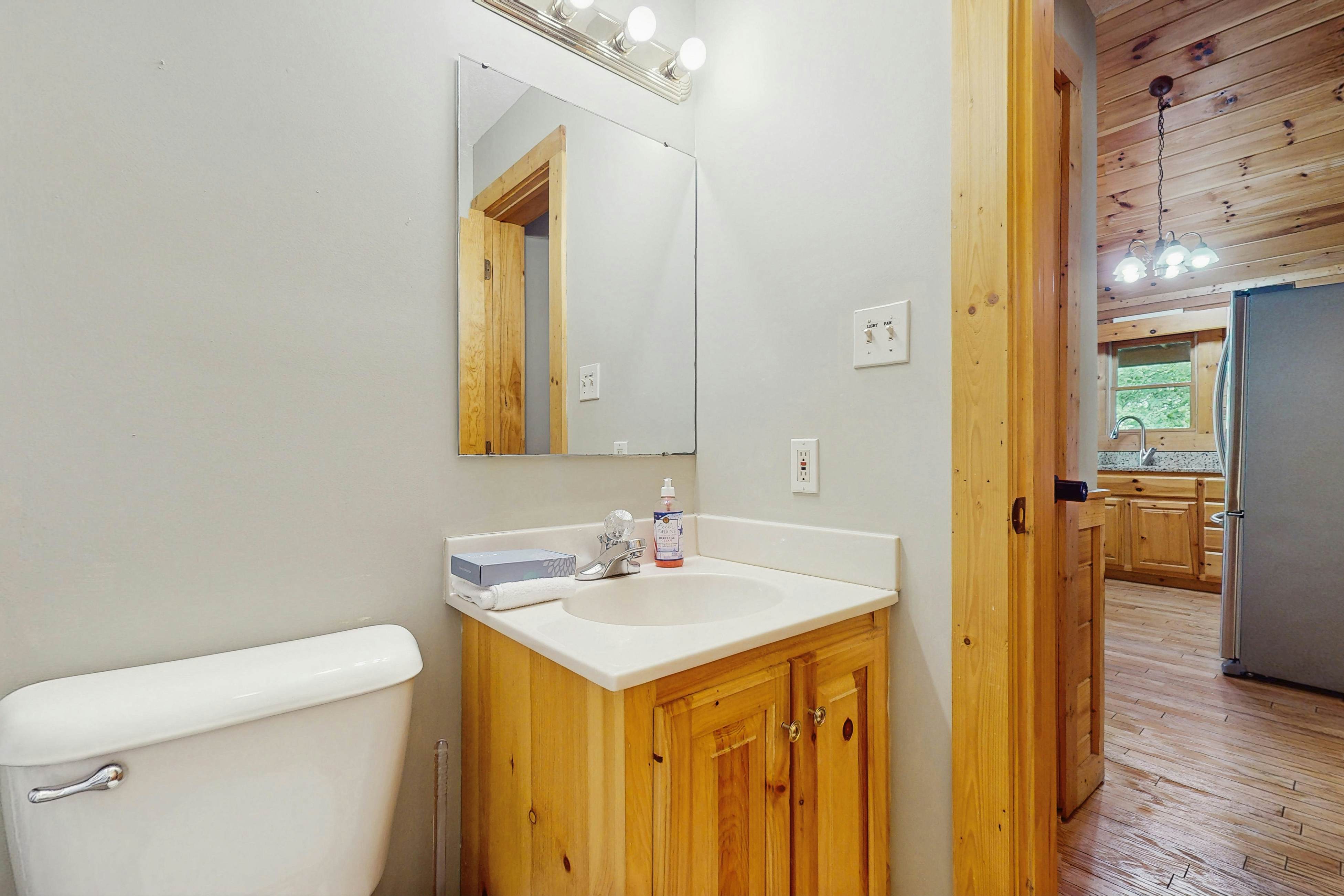 Peaceful cabin with hot tub, Free Attraction Tickets, pool table, & game room