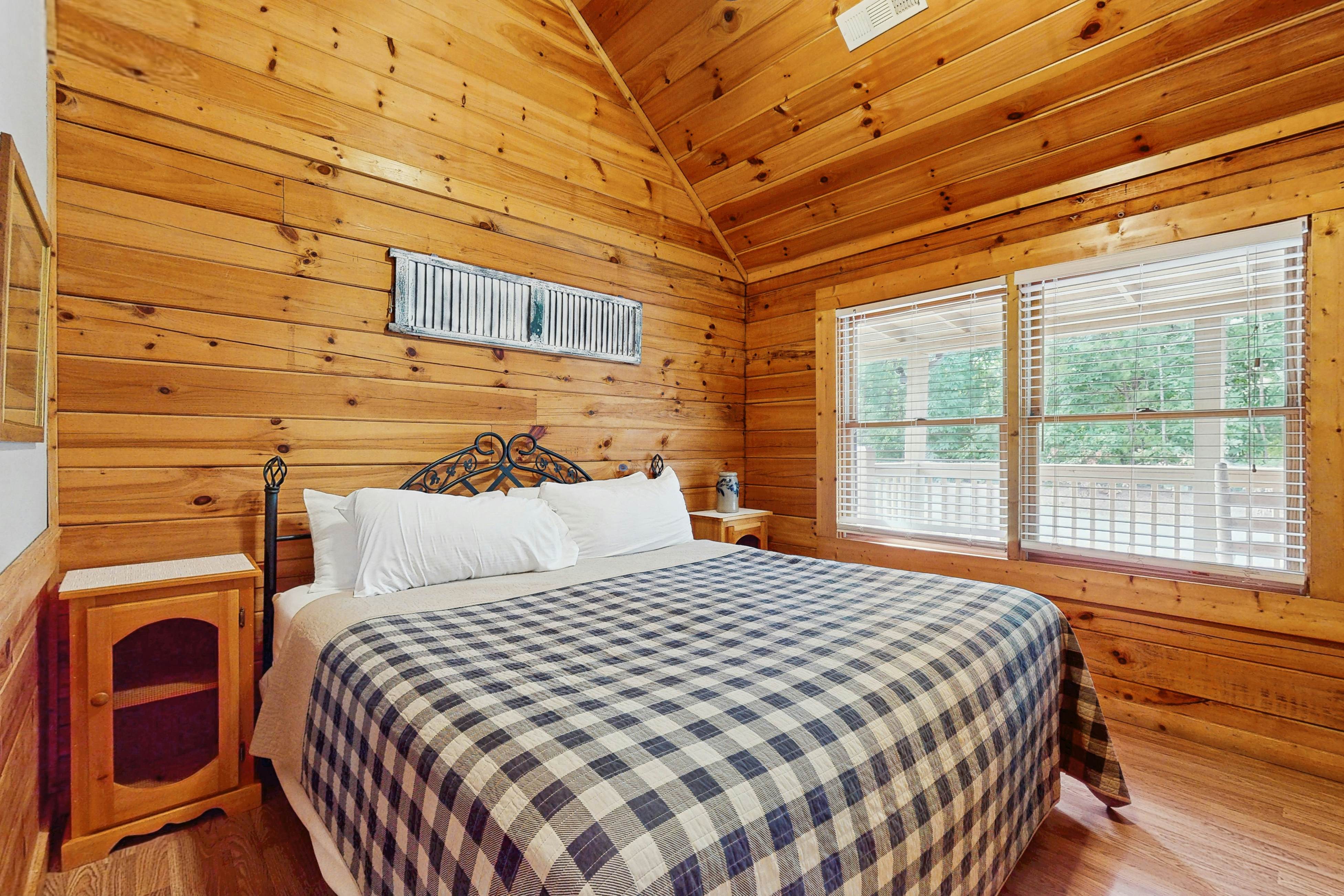 Peaceful cabin with hot tub, Free Attraction Tickets, pool table, & game room