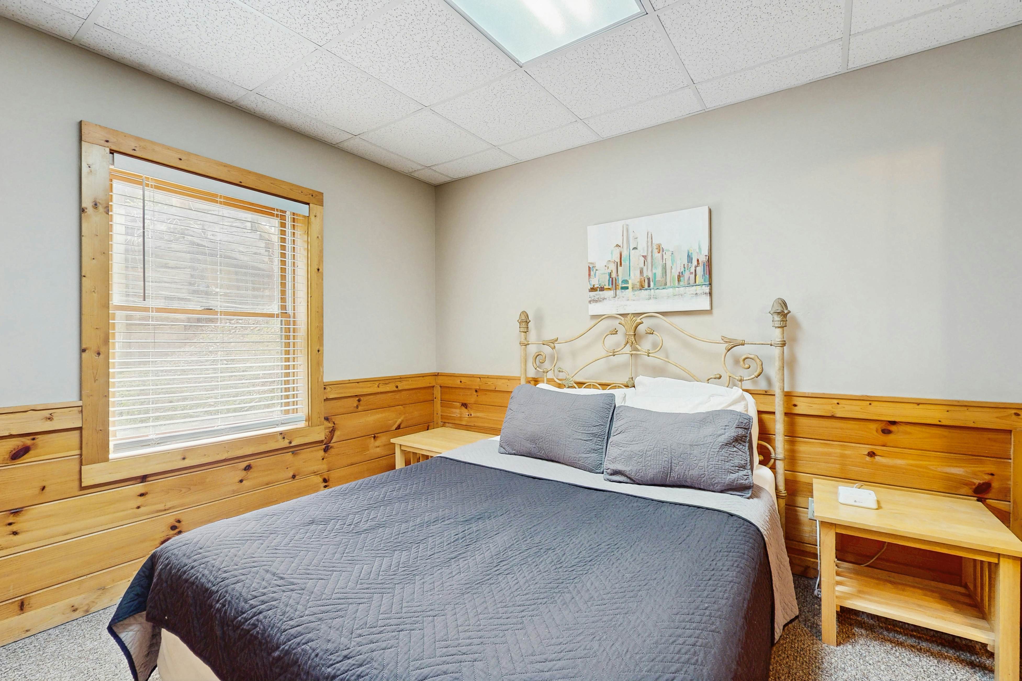 Peaceful cabin with hot tub, Free Attraction Tickets, pool table, & game room