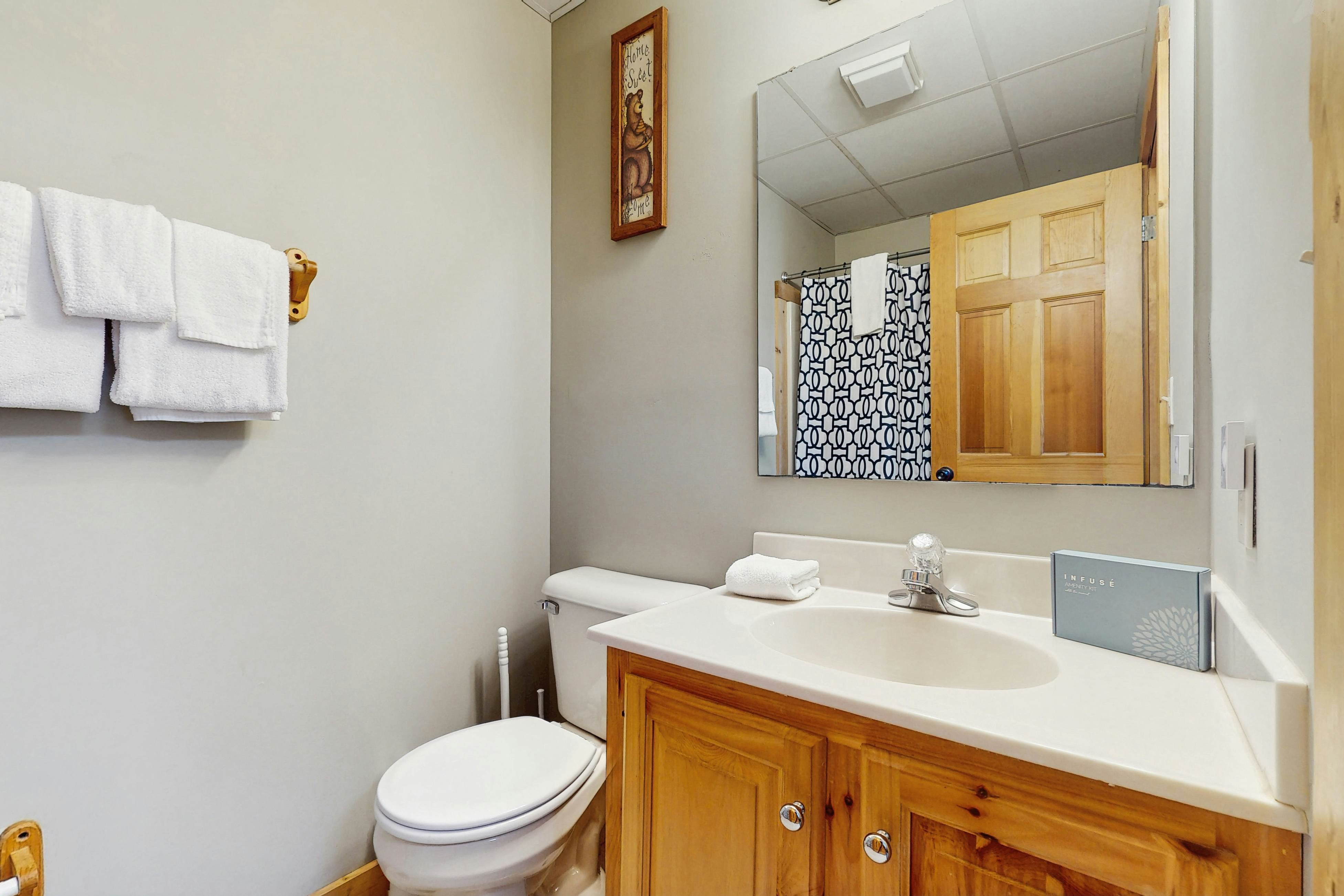 Peaceful cabin with hot tub, Free Attraction Tickets, pool table, & game room