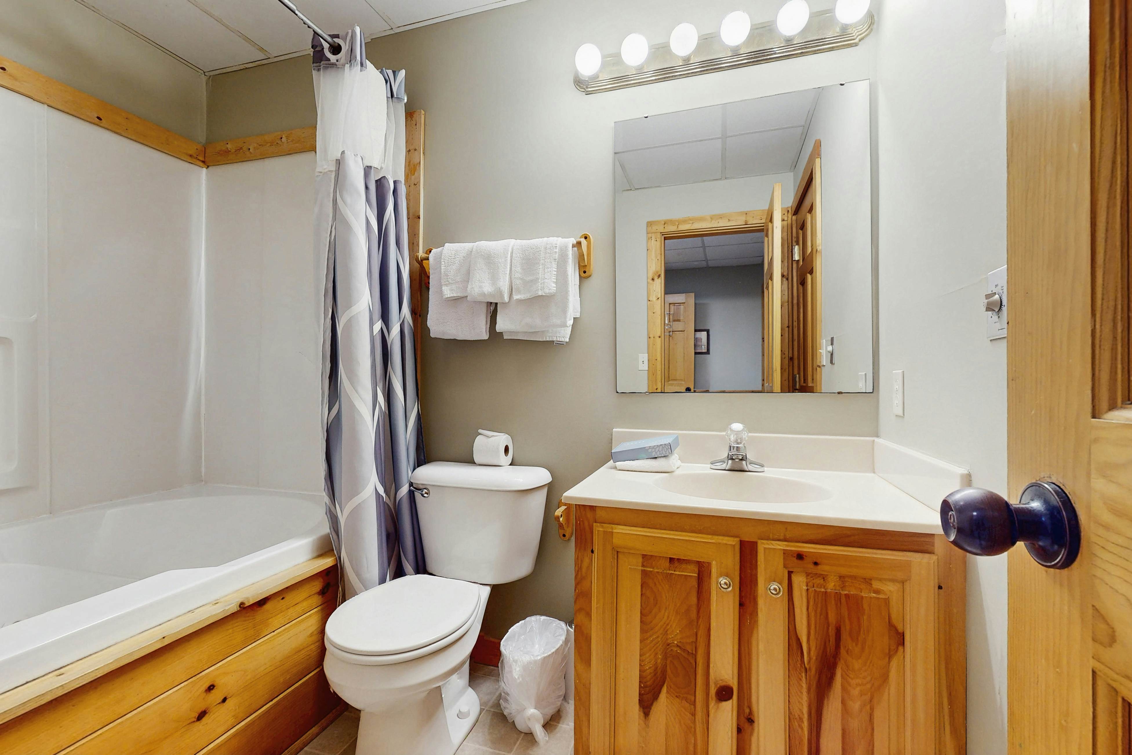 Peaceful cabin with hot tub, Free Attraction Tickets, pool table, & game room