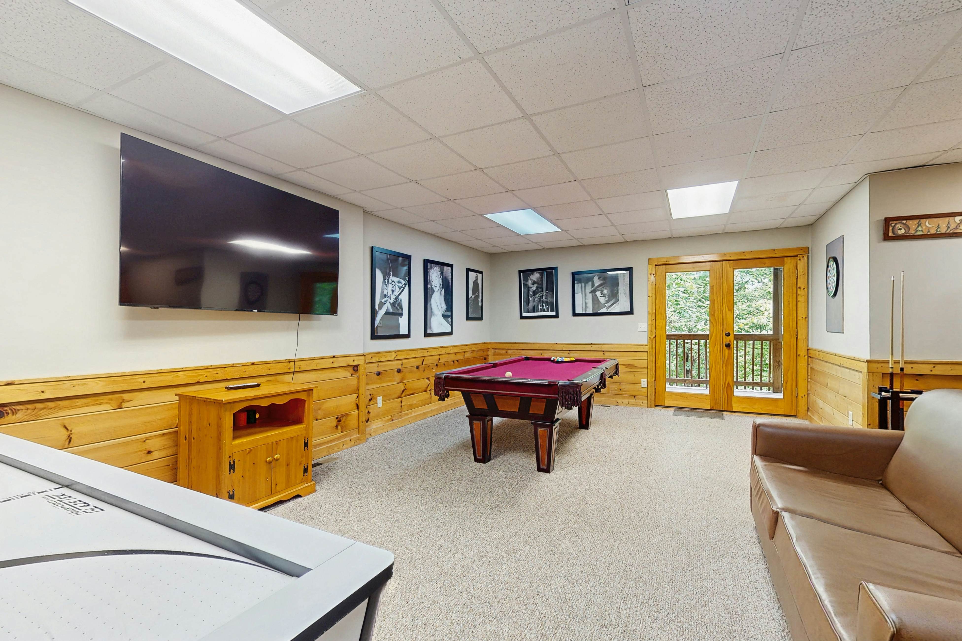 Peaceful cabin with hot tub, Free Attraction Tickets, pool table, & game room