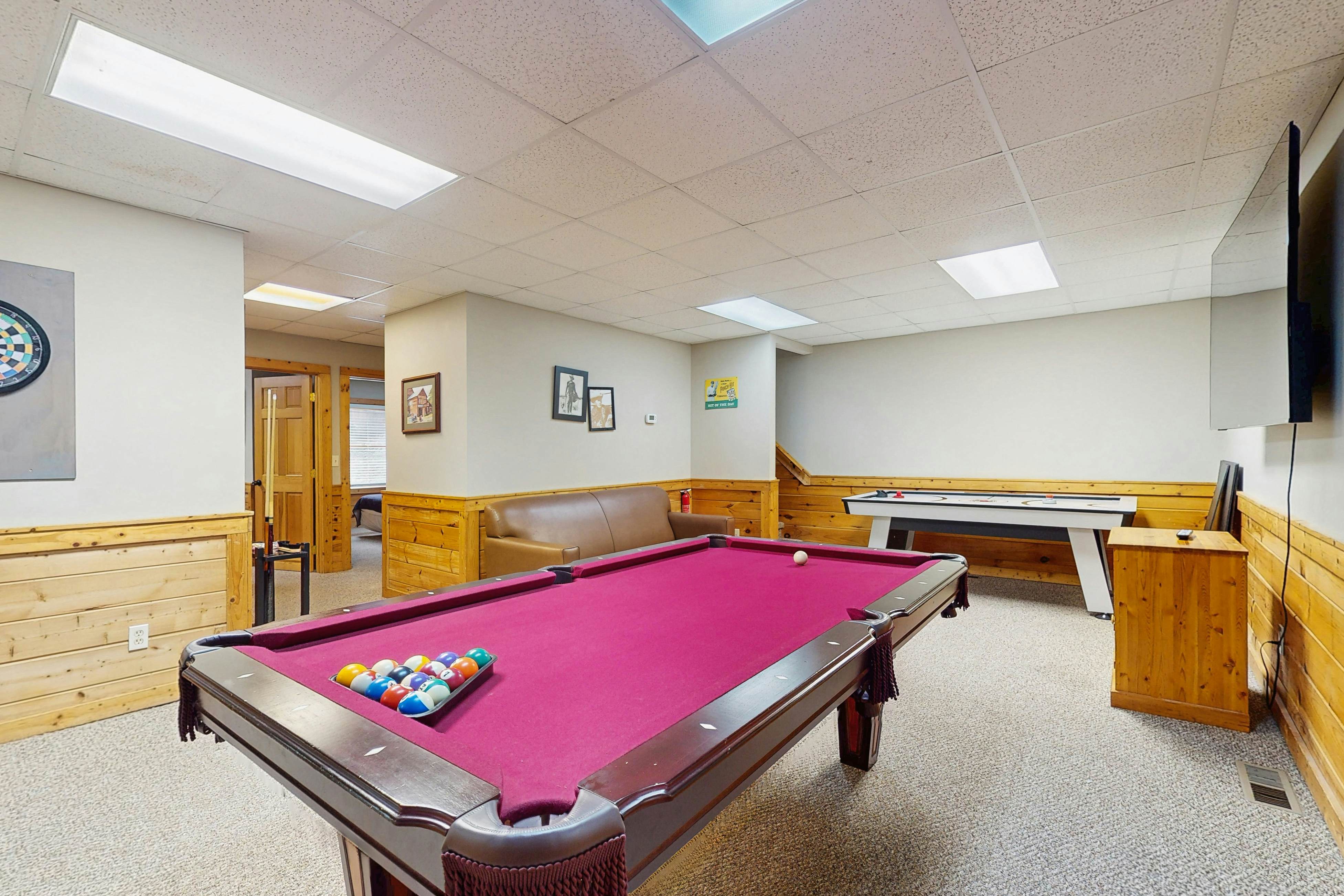 Peaceful cabin with hot tub, Free Attraction Tickets, pool table, & game room