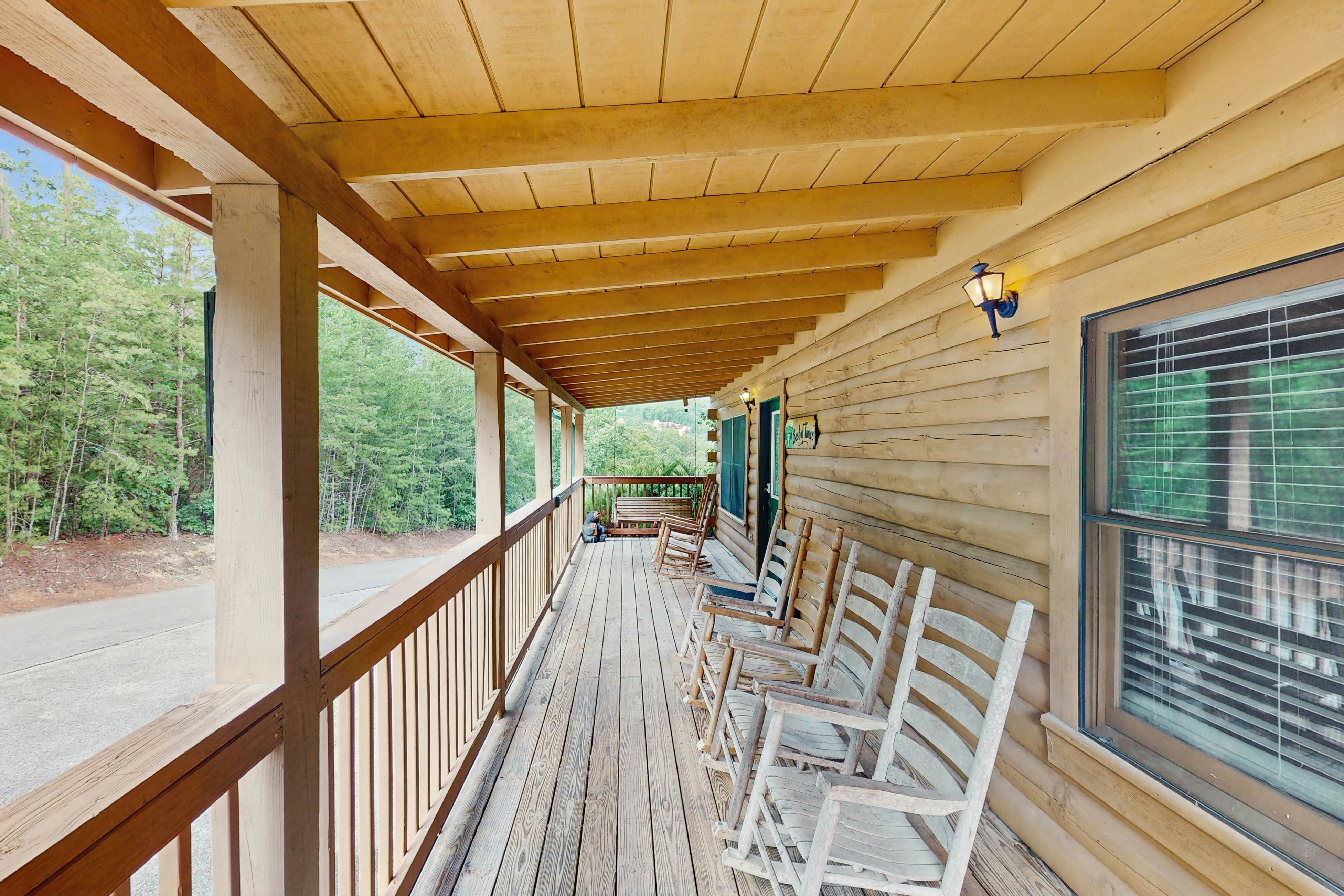 Peaceful cabin with hot tub, Free Attraction Tickets, pool table, & game room