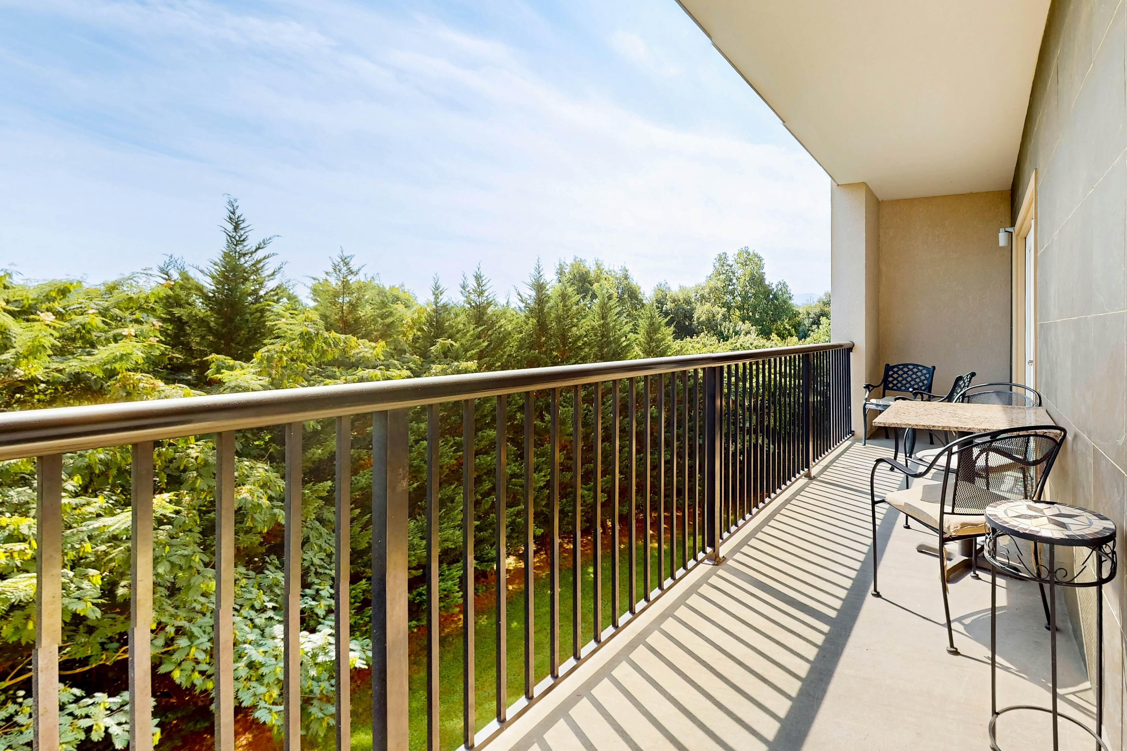 Charming Condo W Shared Pools, Sleeps 6・Playground