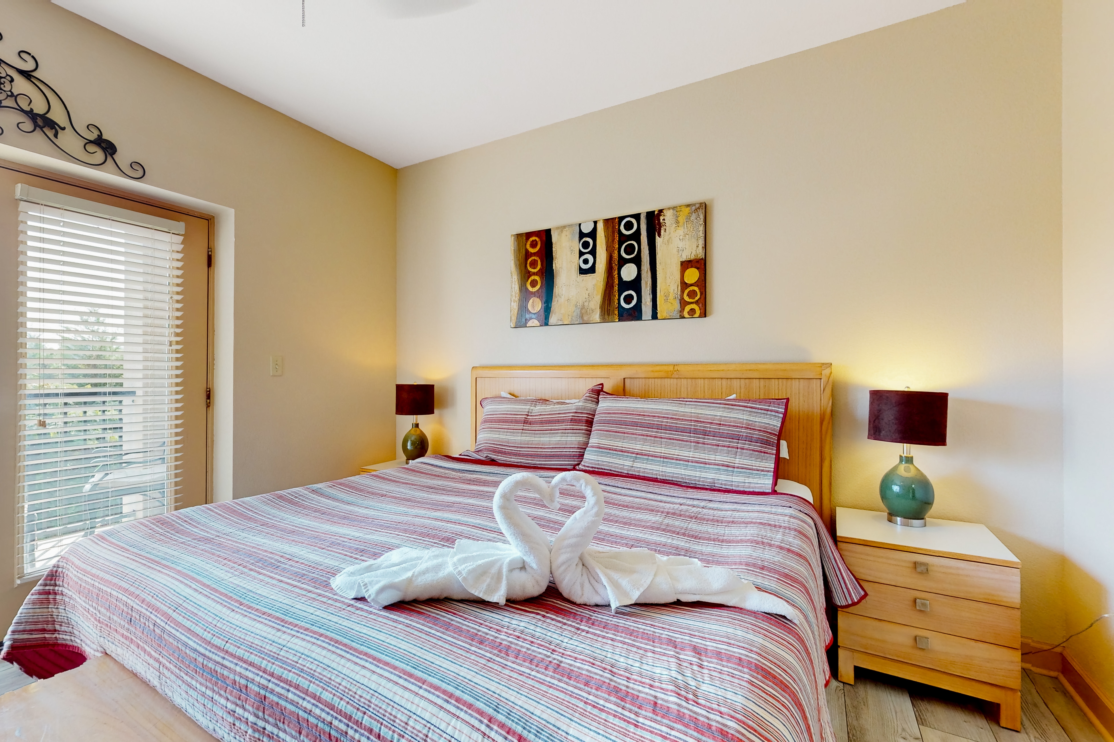 Charming Condo W Shared Pools, Sleeps 6・Playground