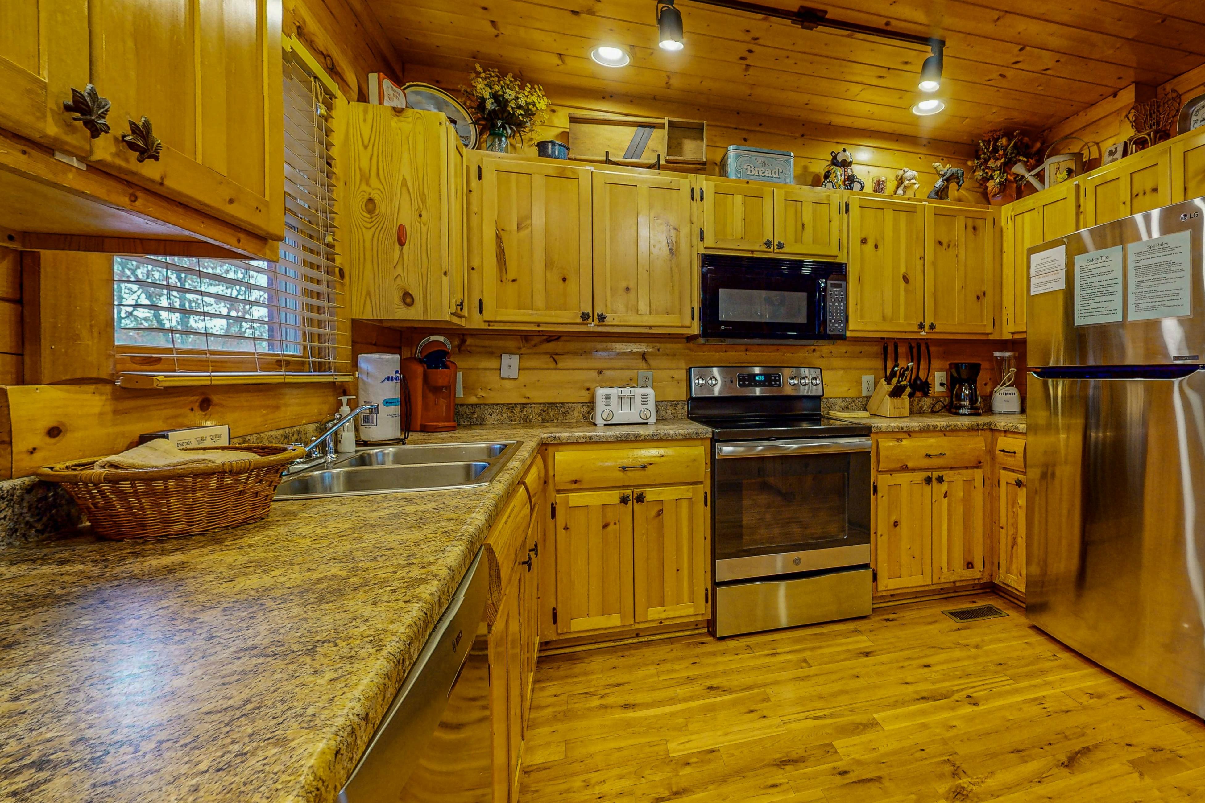 Cabin w/Hot Tub & Free Attraction Tickets + Access for Guests w/Limited Mobility