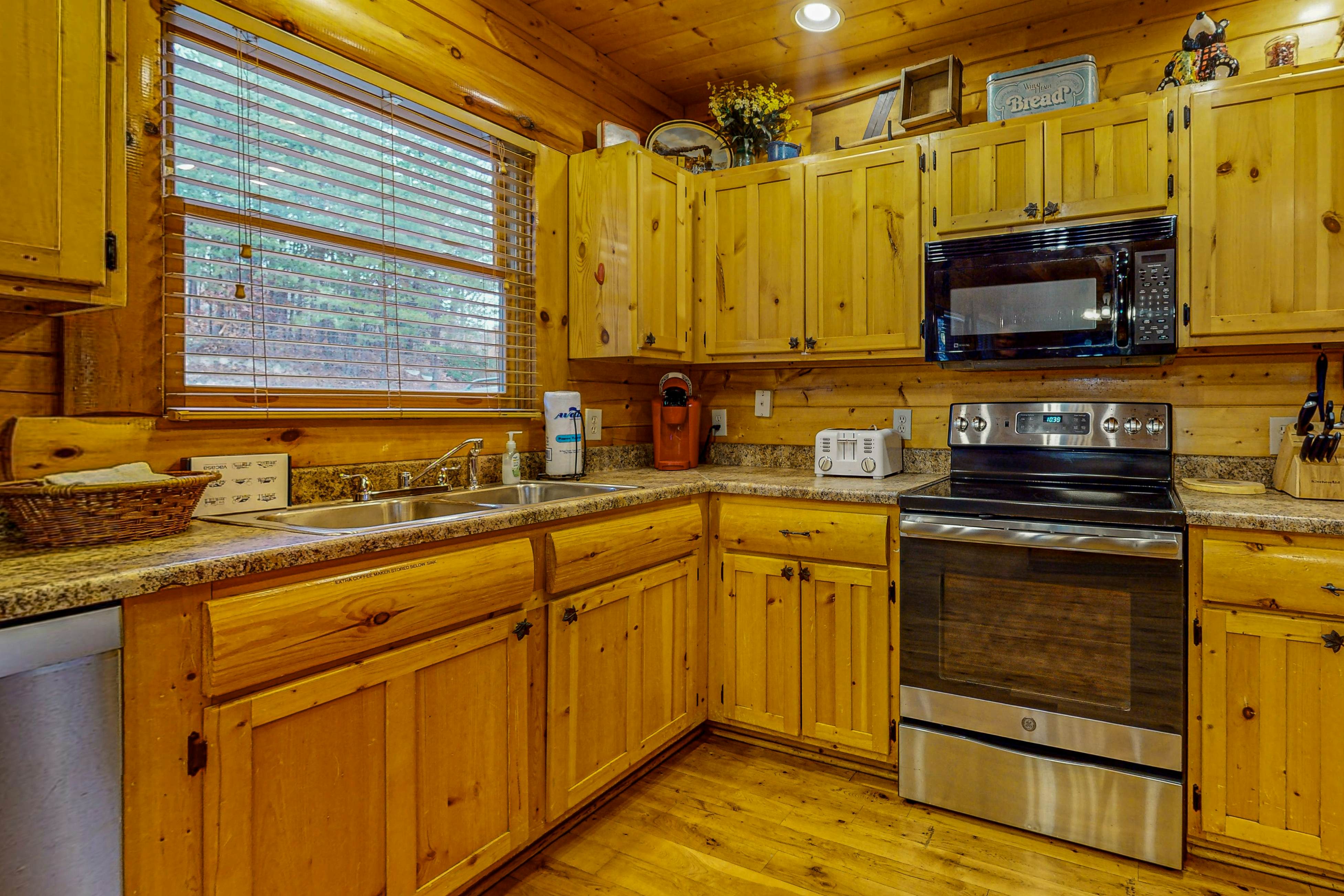 Cabin w/Hot Tub & Free Attraction Tickets + Access for Guests w/Limited Mobility