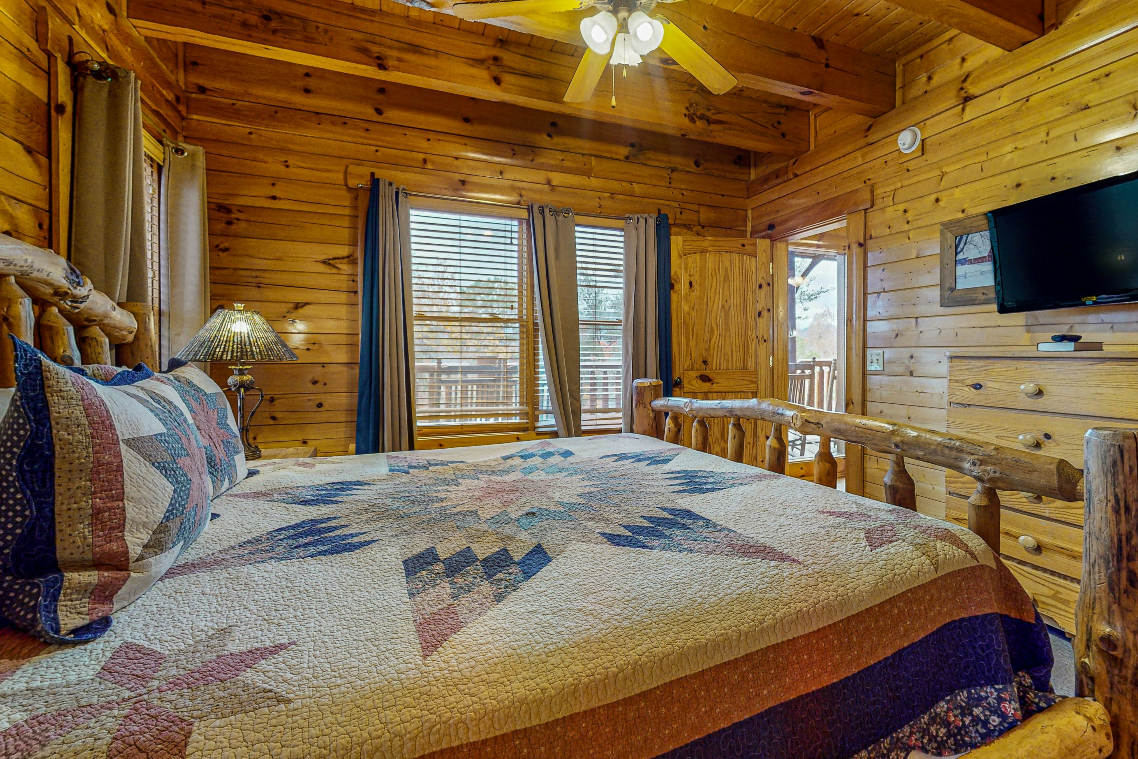 Cabin w/Hot Tub & Free Attraction Tickets + Access for Guests w/Limited Mobility