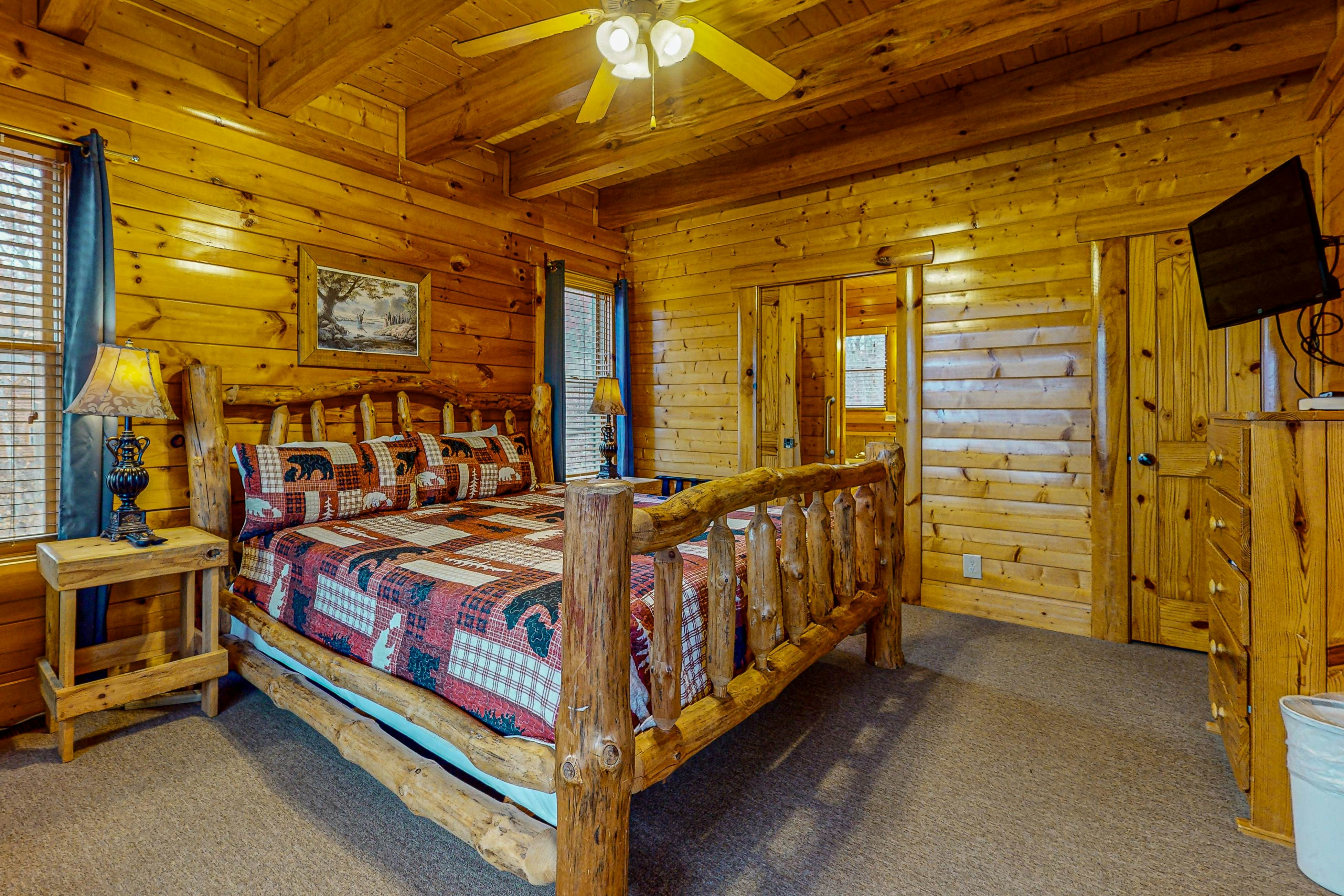 Cabin w/Hot Tub & Free Attraction Tickets + Access for Guests w/Limited Mobility