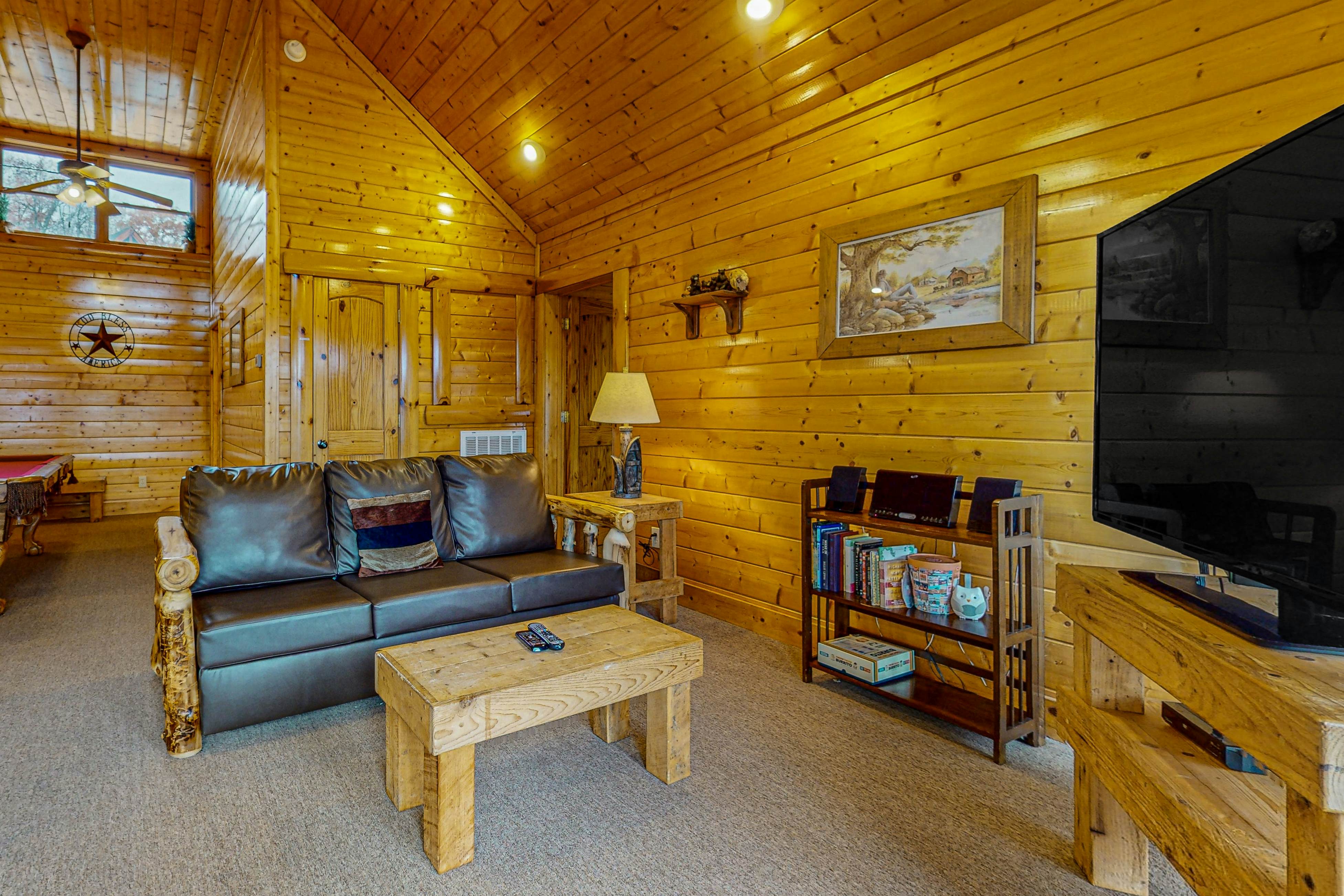 Cabin w/Hot Tub & Free Attraction Tickets + Access for Guests w/Limited Mobility