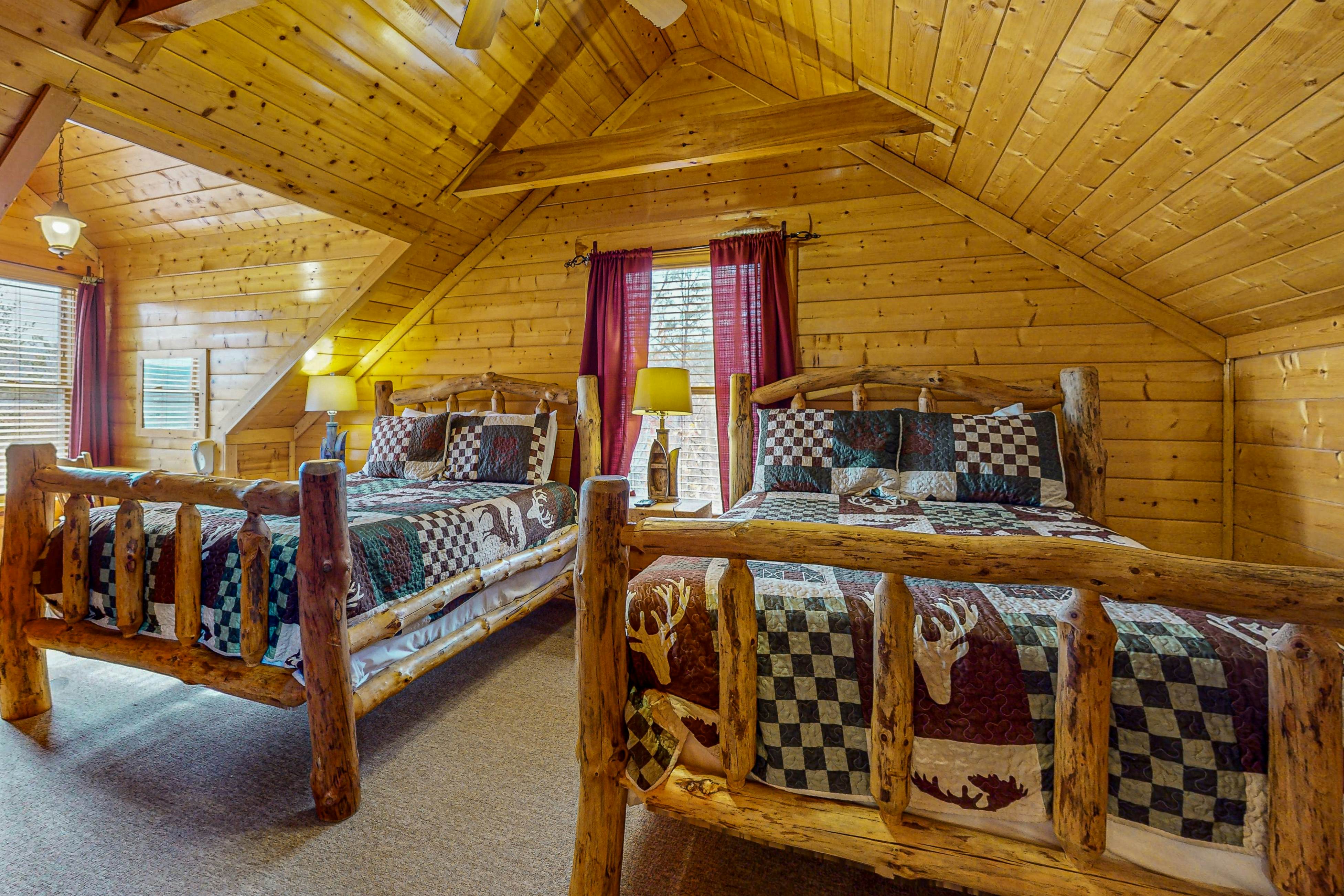 Cabin w/Hot Tub & Free Attraction Tickets + Access for Guests w/Limited Mobility
