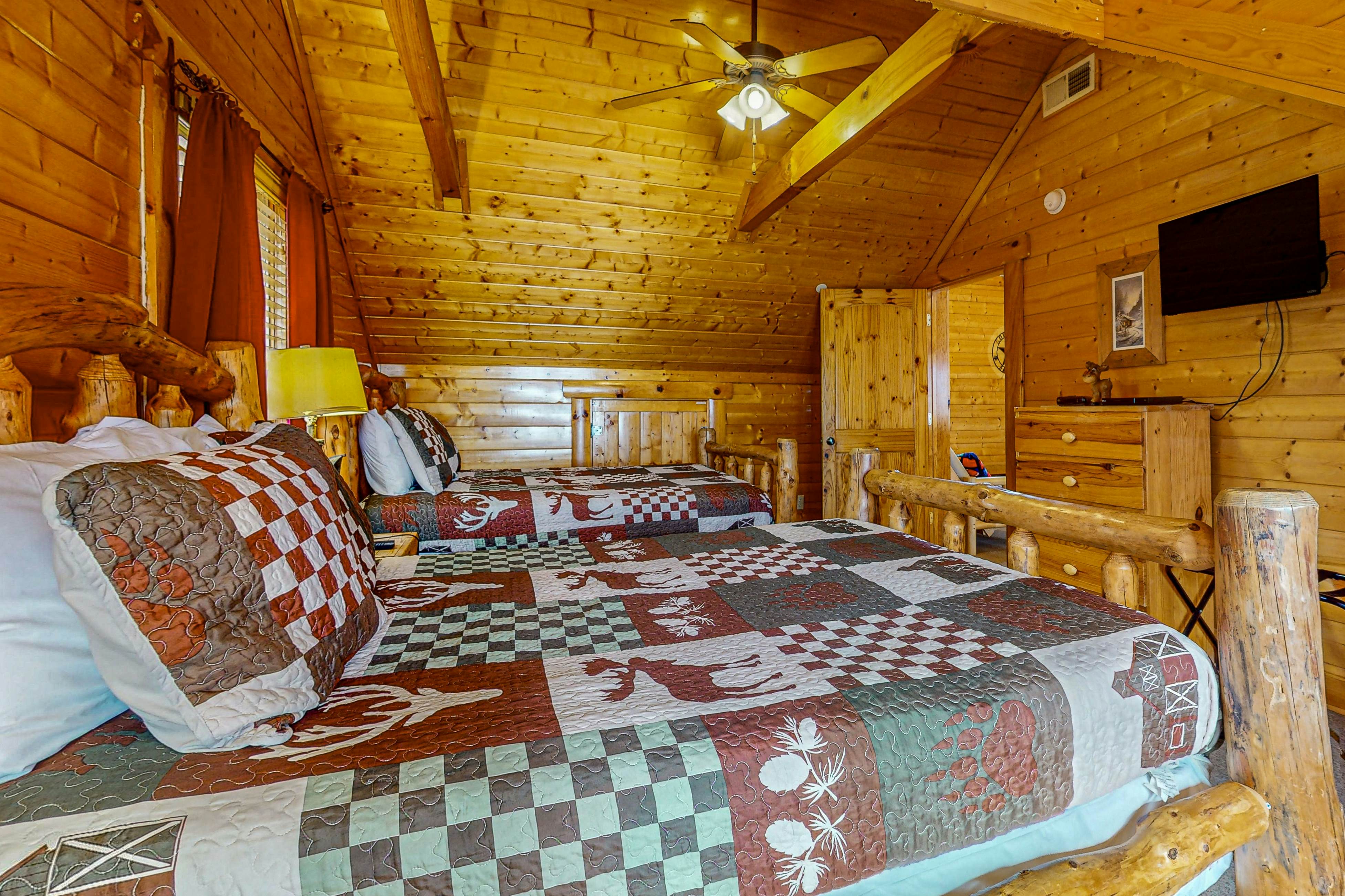 Cabin w/Hot Tub & Free Attraction Tickets + Access for Guests w/Limited Mobility