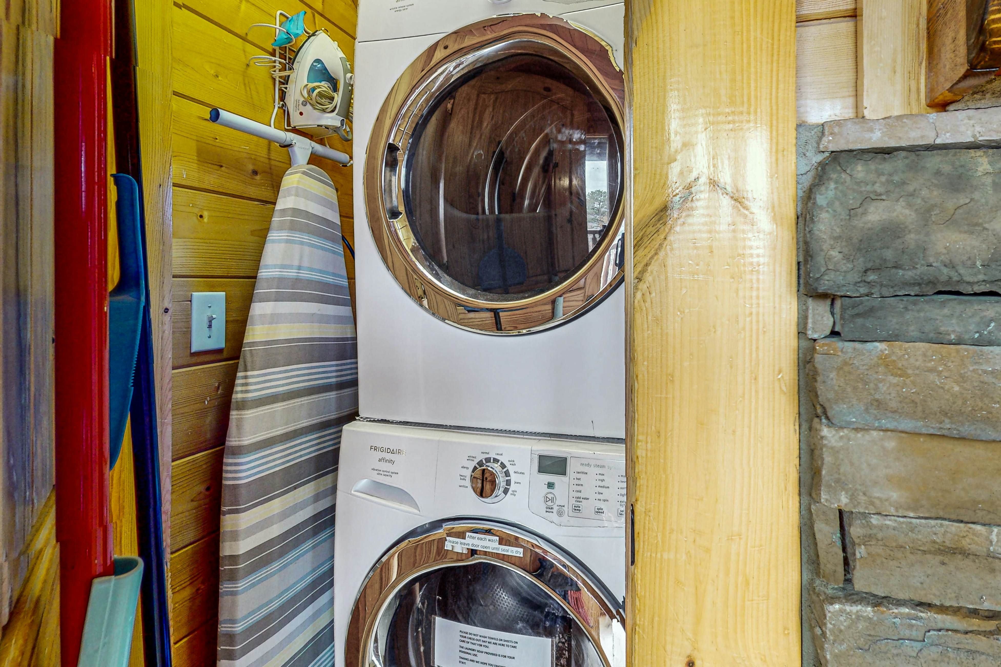 Cabin w/Hot Tub & Free Attraction Tickets + Access for Guests w/Limited Mobility