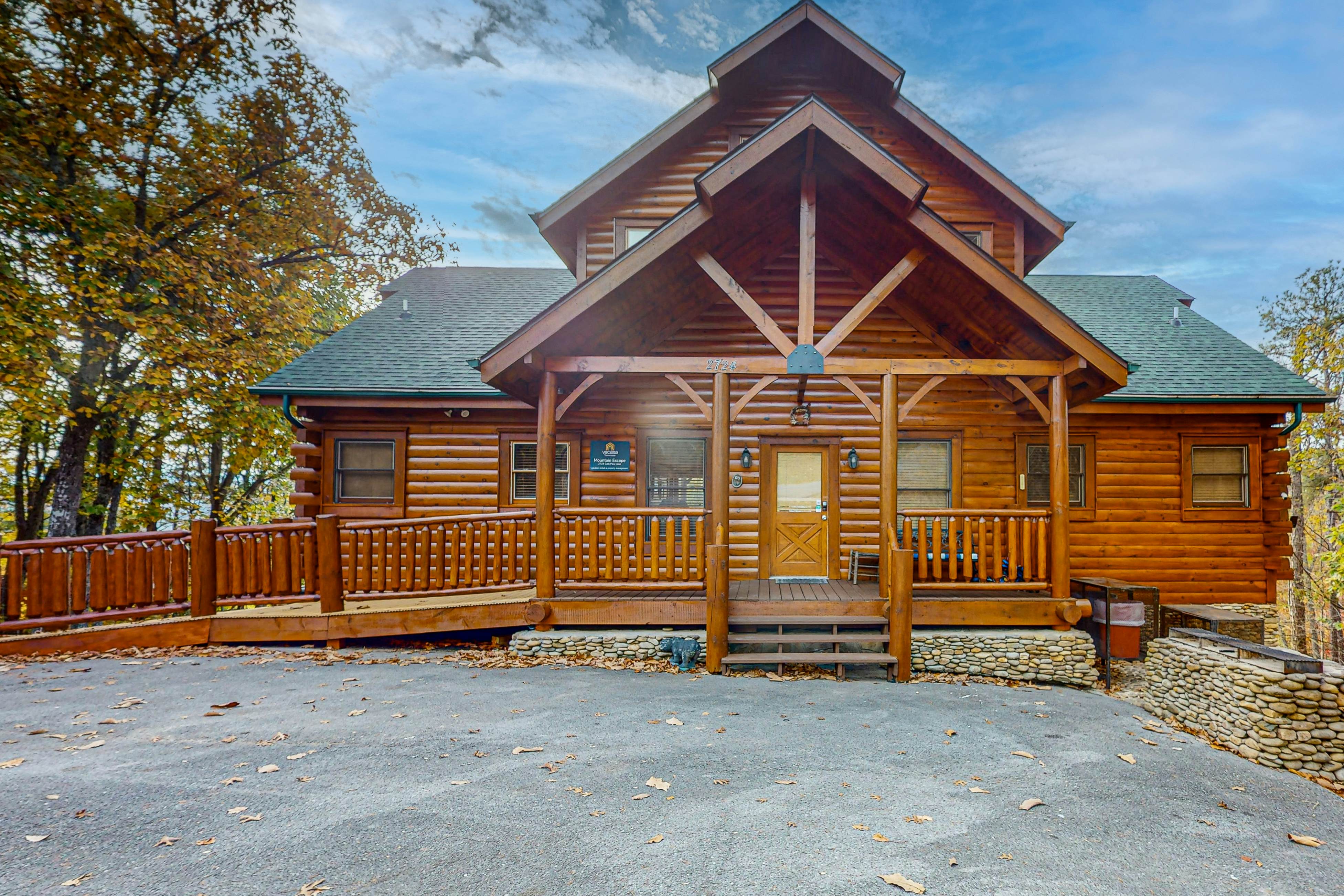 Cabin w/Hot Tub & Free Attraction Tickets + Access for Guests w/Limited Mobility