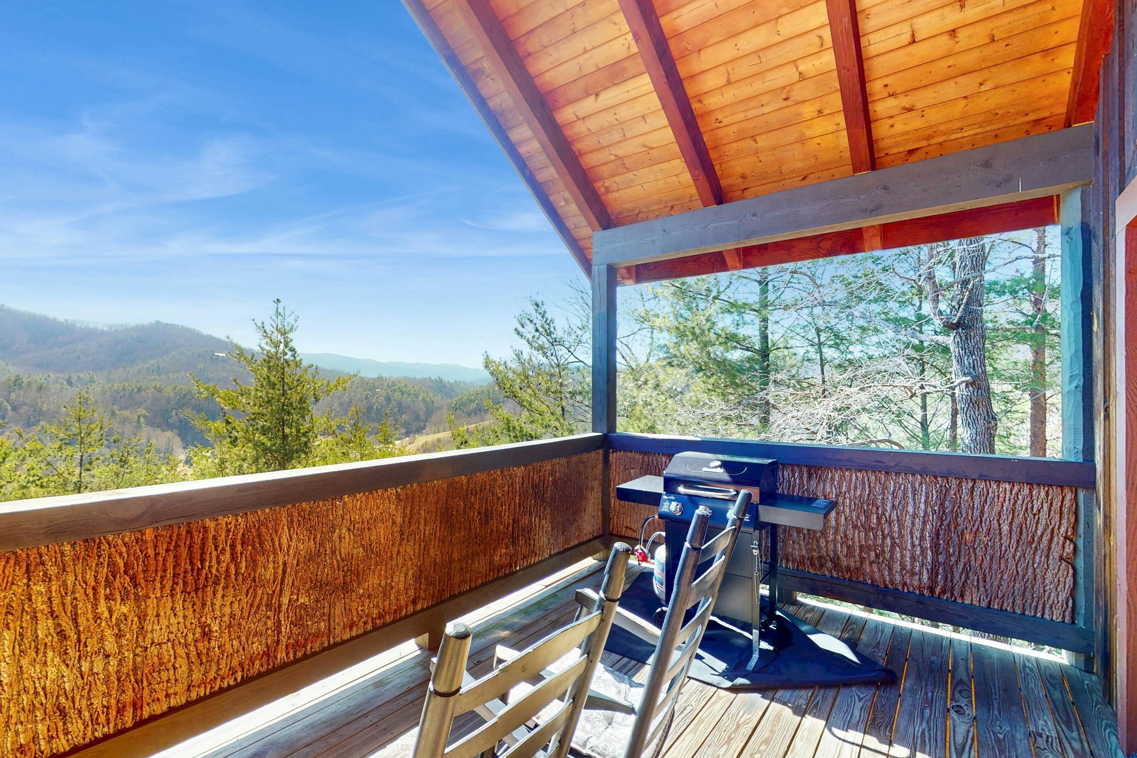 Inviting Cabin, Sleeps 4・Hot Tub・Covered Deck
