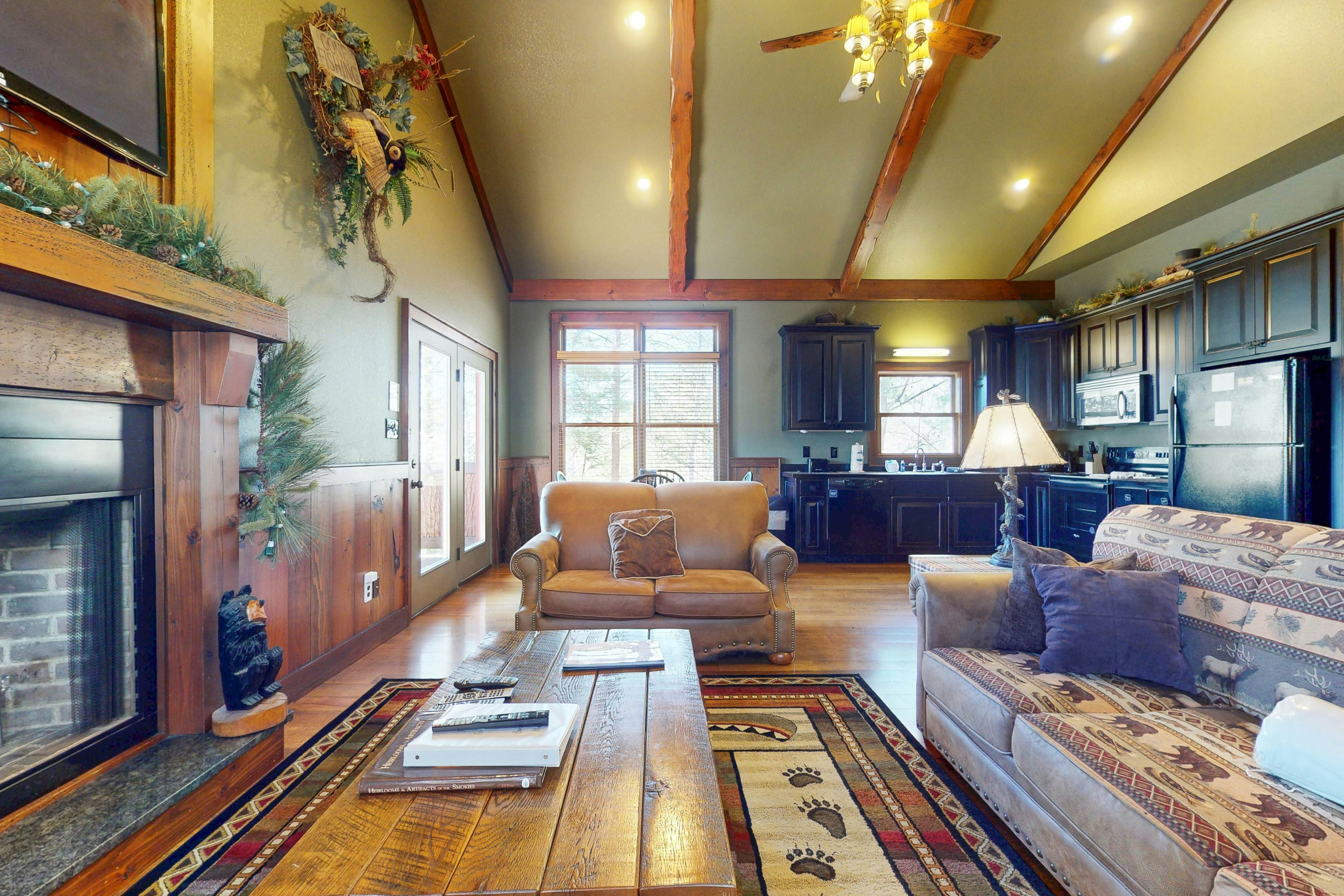 Inviting Cabin, Sleeps 4・Hot Tub・Covered Deck