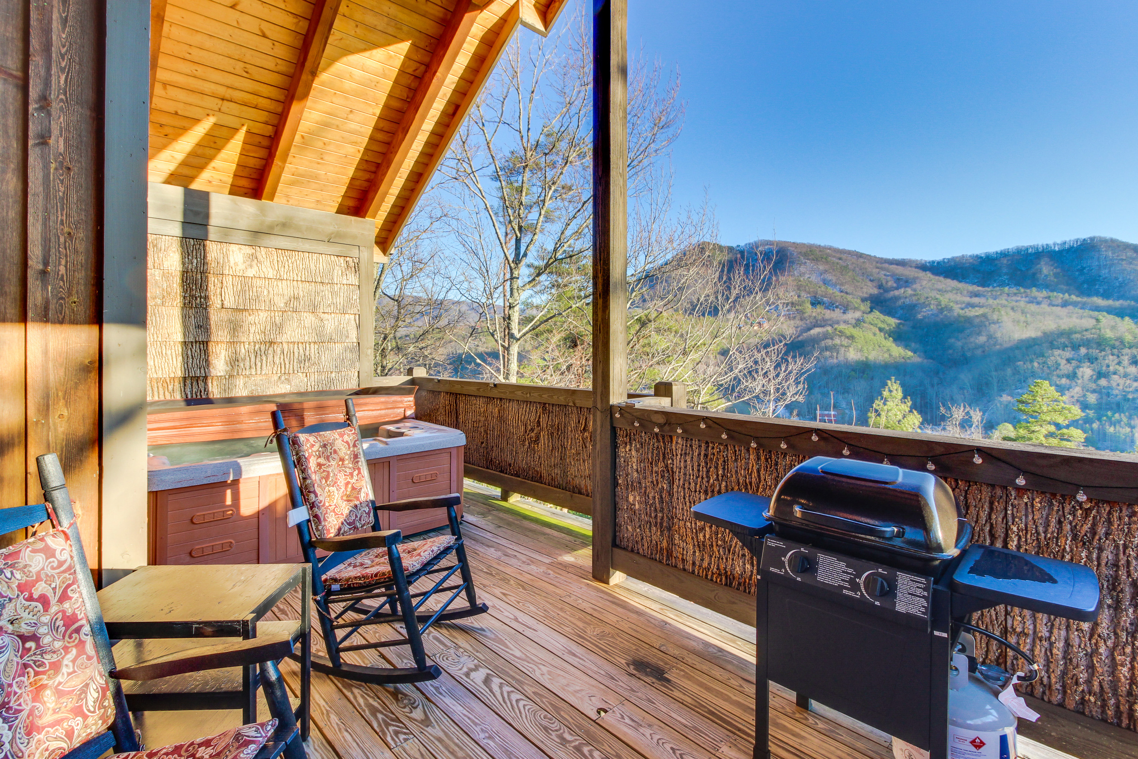 Inviting Cabin, Sleeps 4・Hot Tub・Covered Deck
