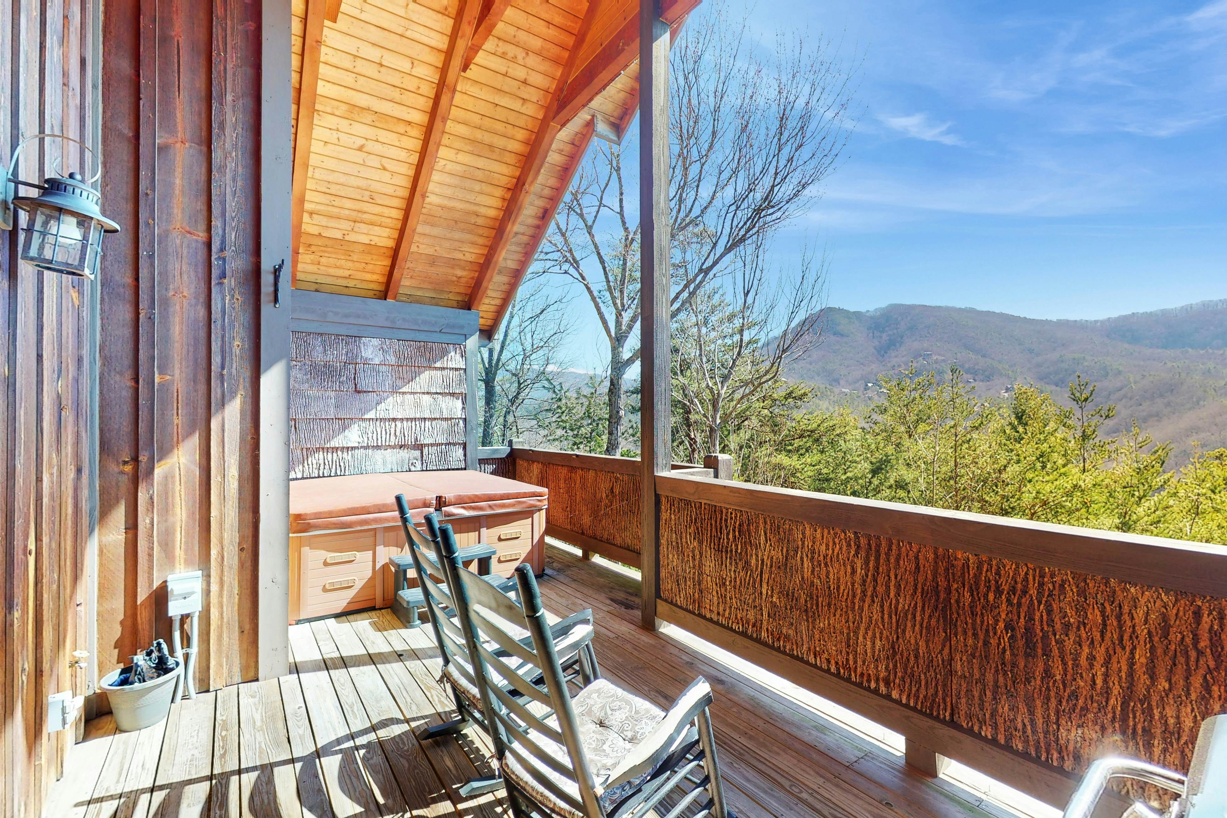 Inviting Cabin, Sleeps 4・Hot Tub・Covered Deck